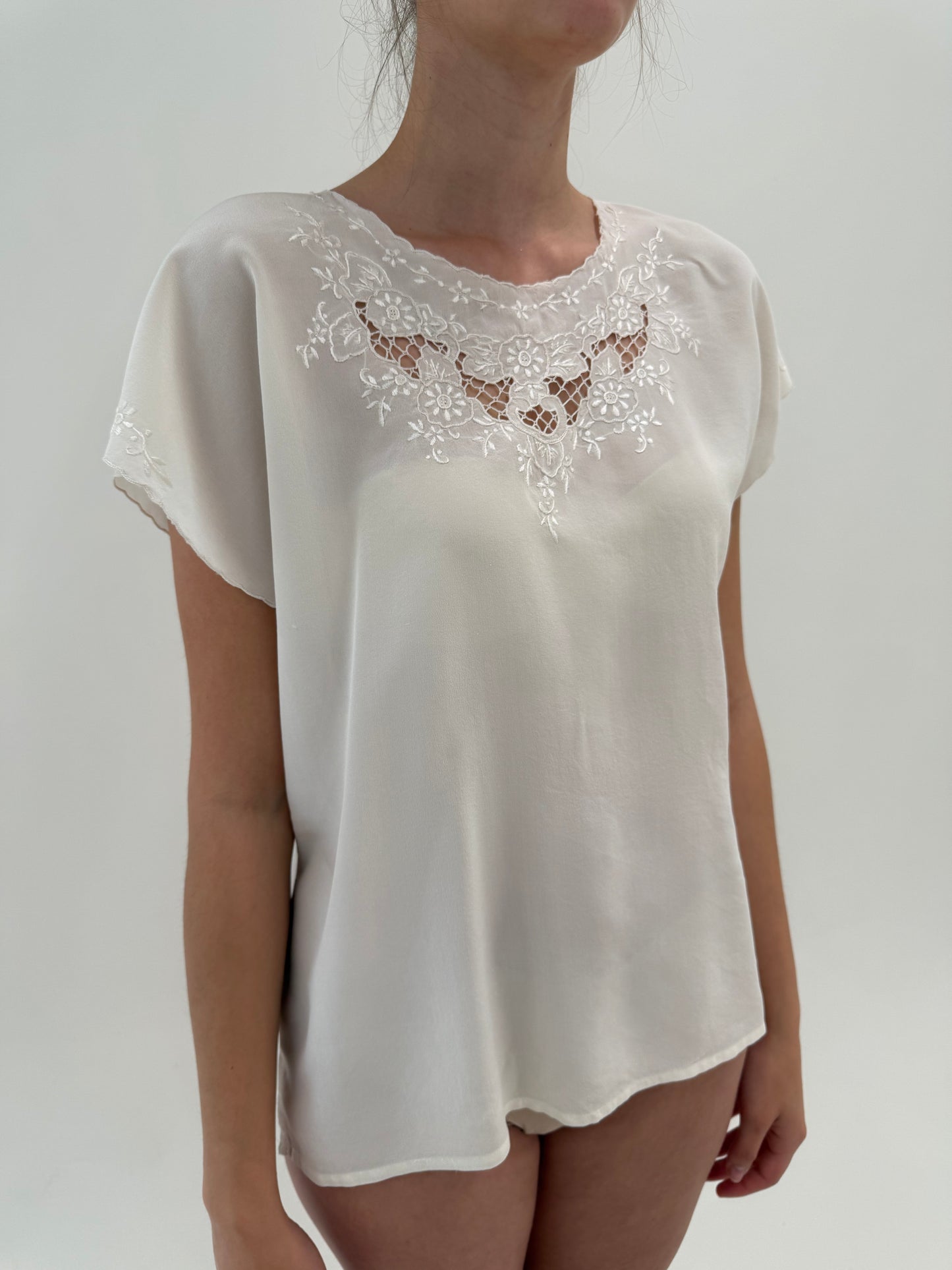 Top din mătase naturală cu broderie manuală excepțională off white