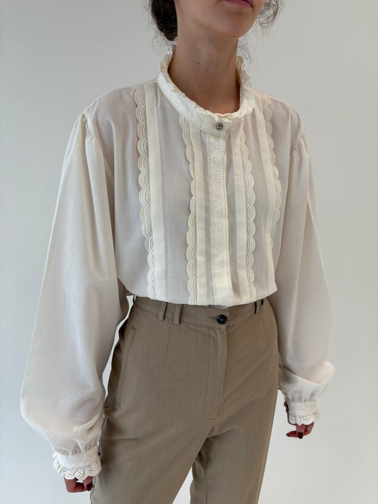 Cămașa vintage butter white cu broderie angoaise și inserții superbe de dantelă