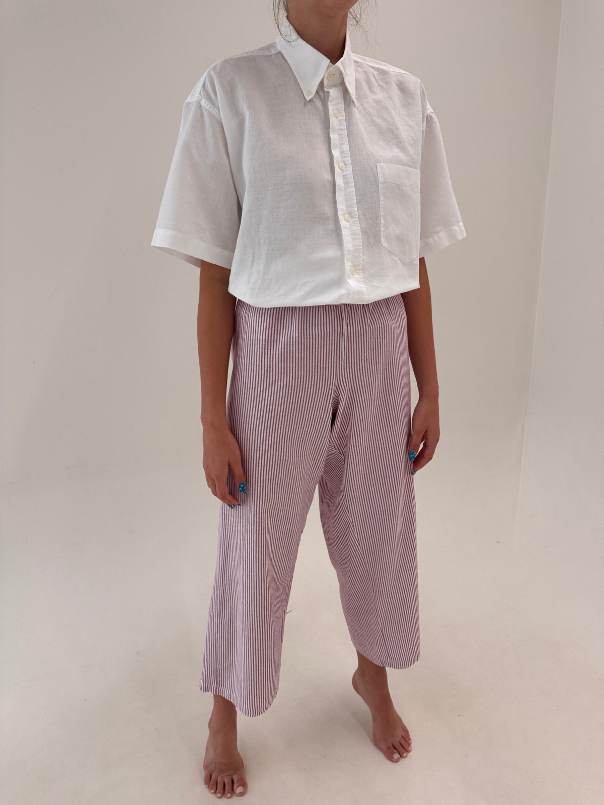 Pantaloni din panza de bumbac în croi drept cu dungi verticale burgundy