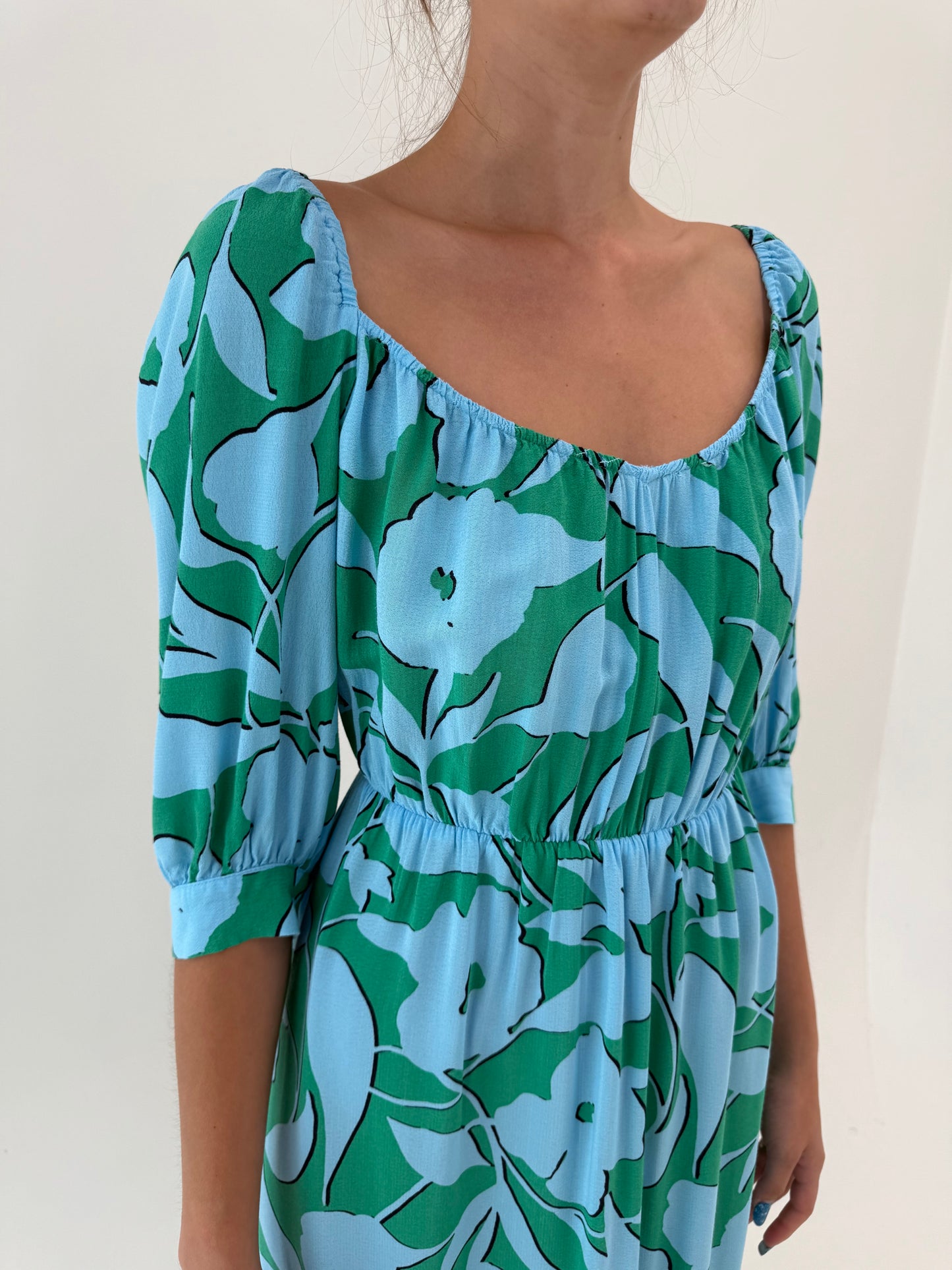 Rochie maxi aqua blue cu verde smarald și decolteu elastic vaporoasă