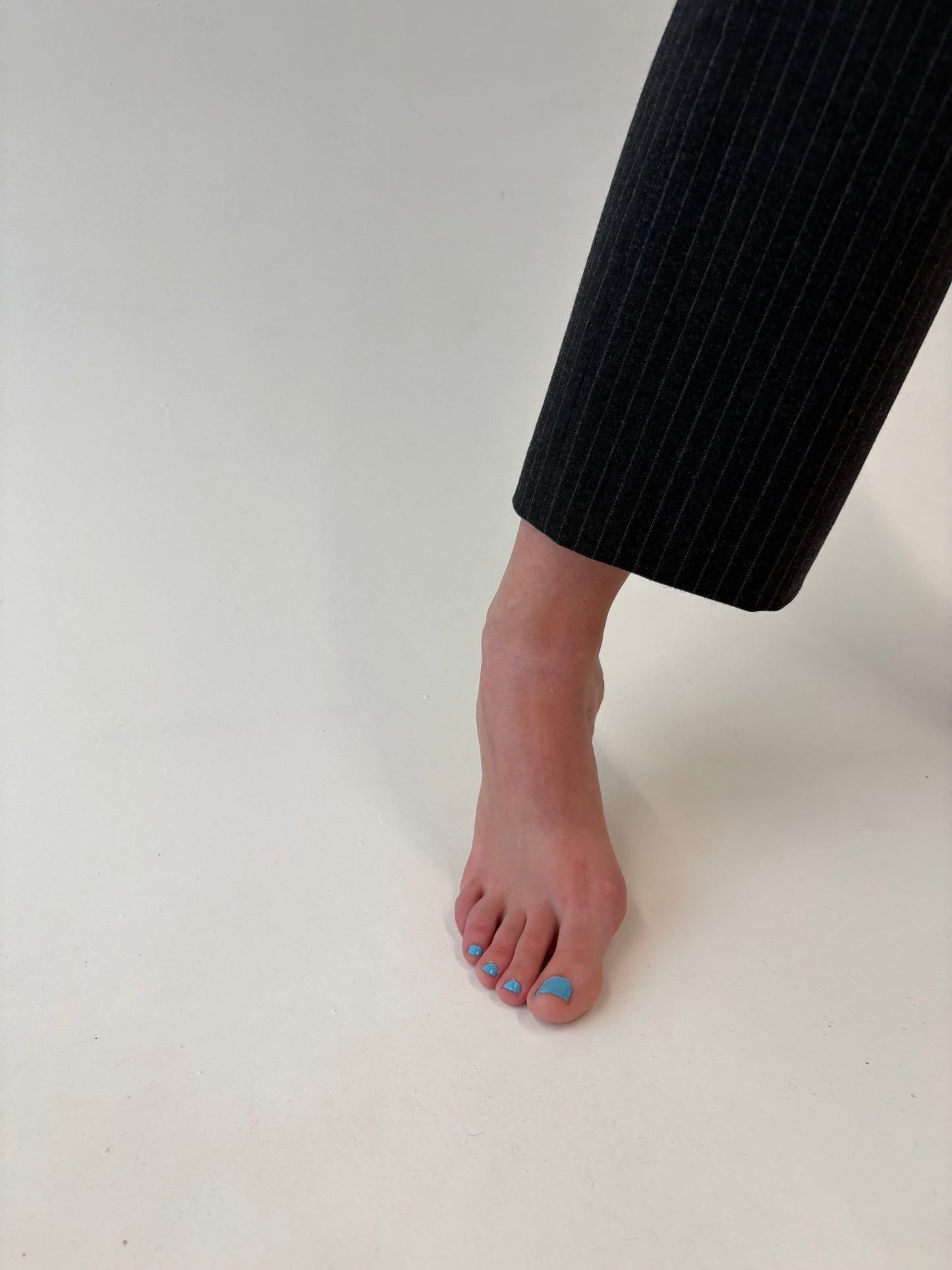 Pantaloni cu dungi fine ivoire din lana extrafina și talie ultra înaltă