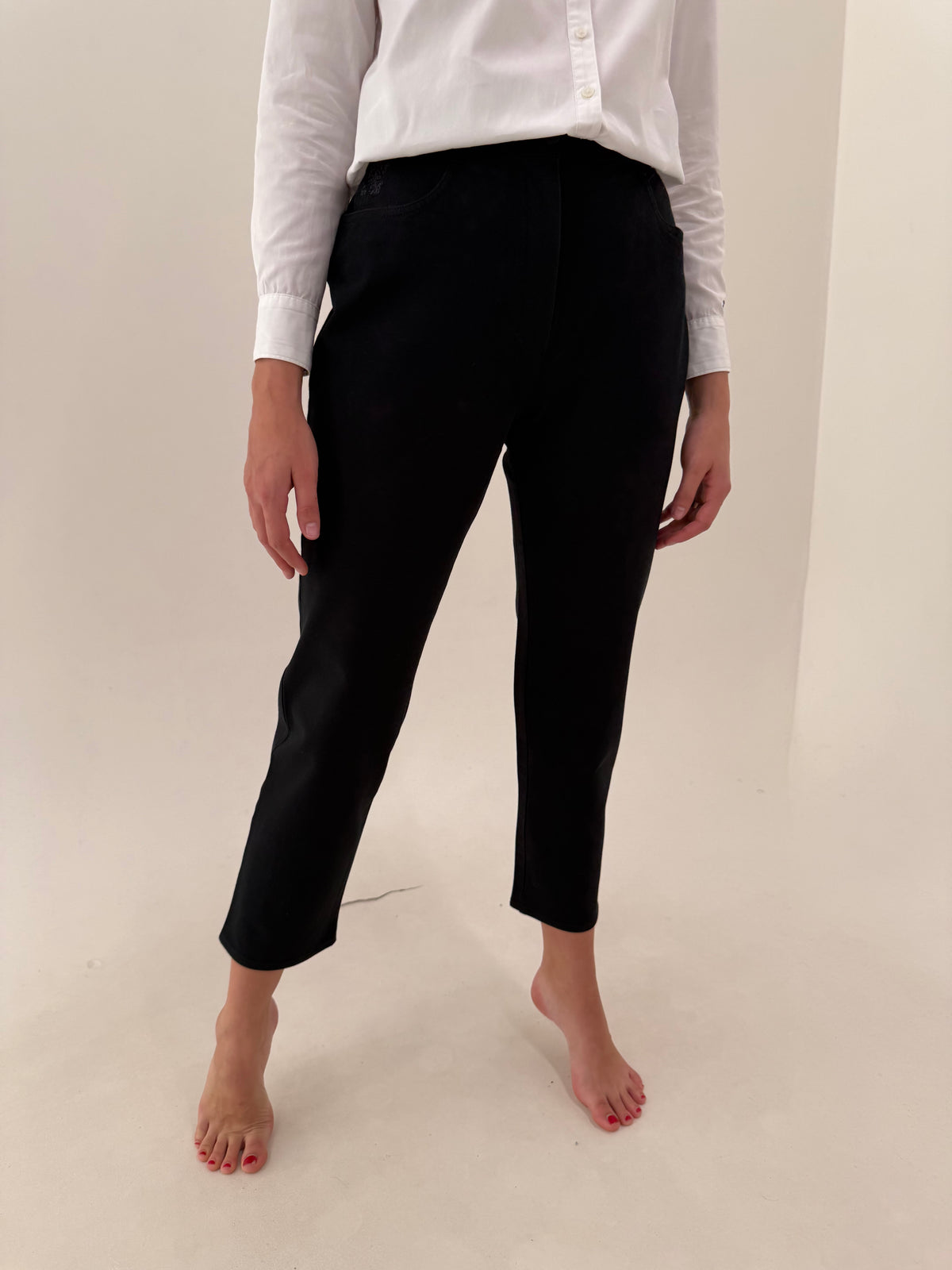 Pantaloni petite negri cu talie ultra înaltă și solduri mai generoase