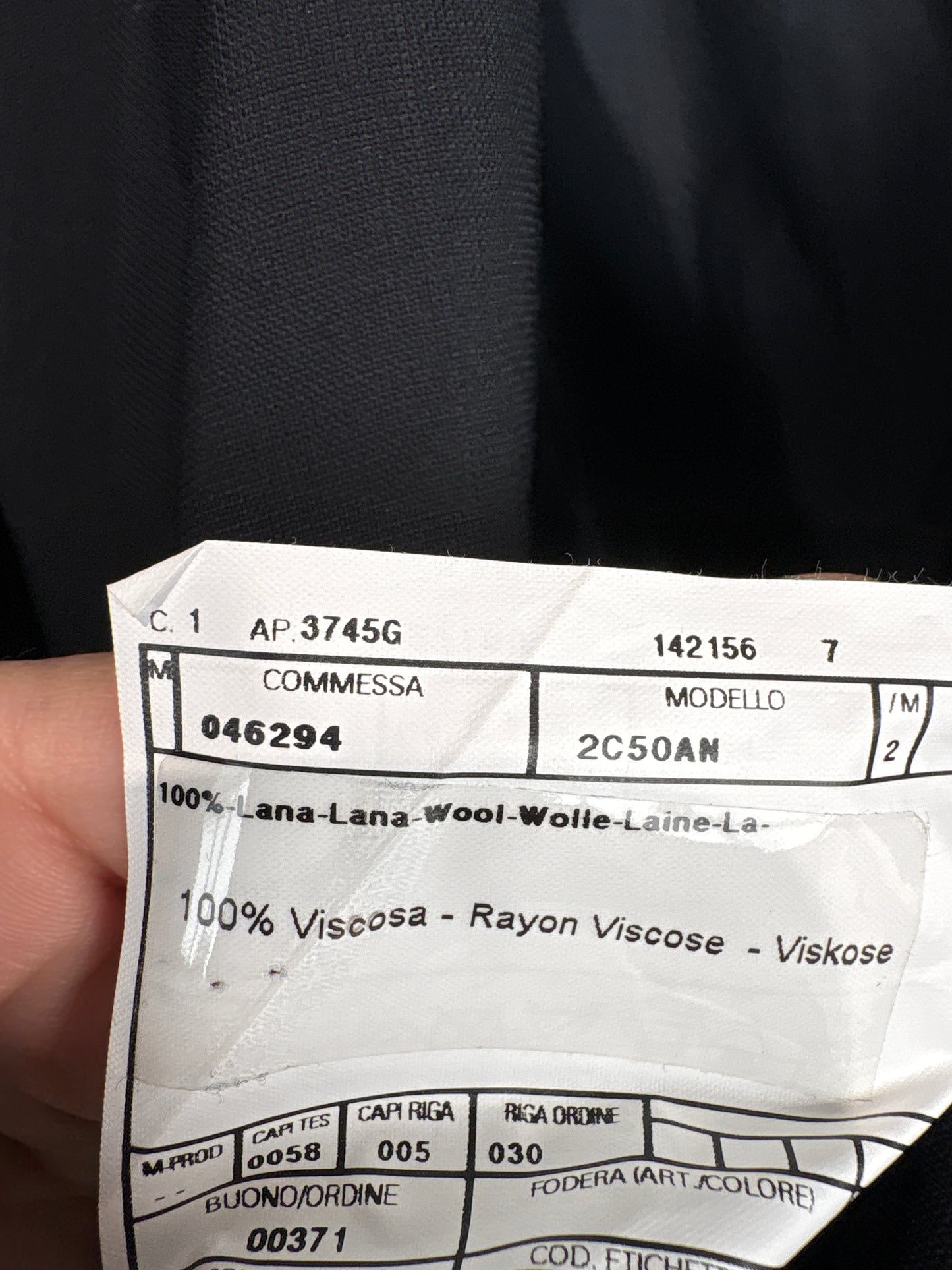 Costum Armani în croi super actual cu sacou scurt din lana extrafina