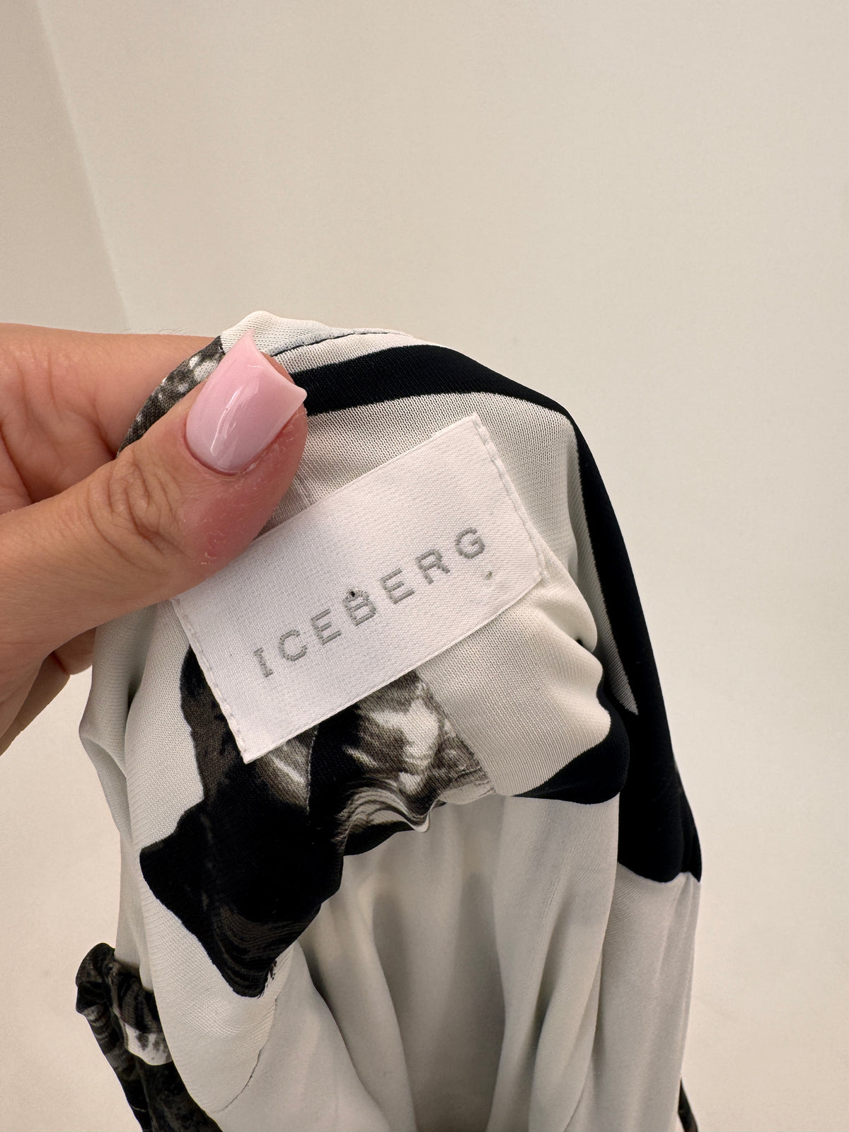 Rochie Iceberg luxury de la zi la seară spre maxi, în croi ultra flatant cu print spectaculos