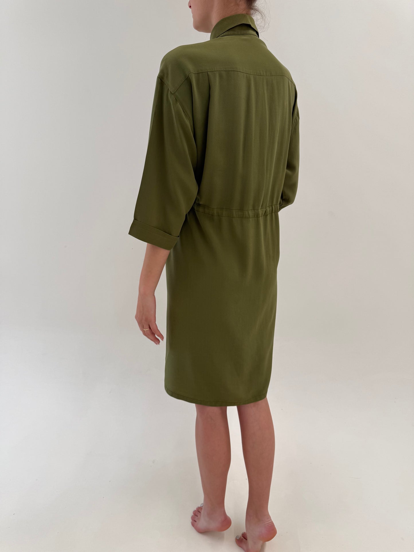 Rochie luxury Iceberg din mătase naturală kaki în croi amplu cu talie reglabilă
