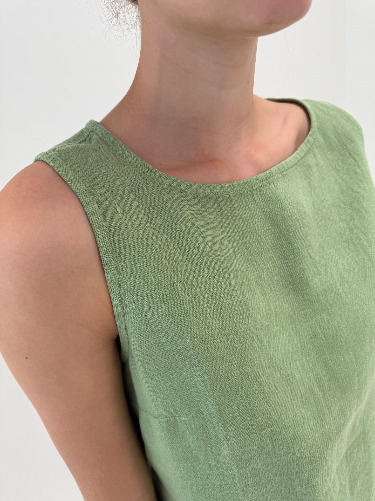 Top minimalist din panza de in verde pal