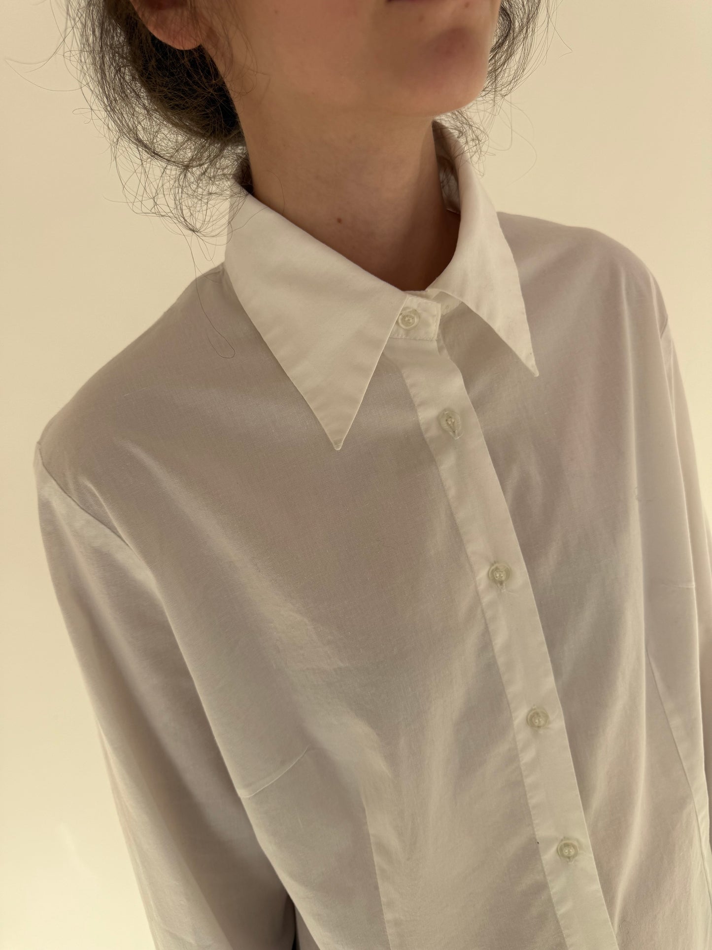 Cămașa premium din poplin alb ușor strech de bumbac în croi ușor cambrat