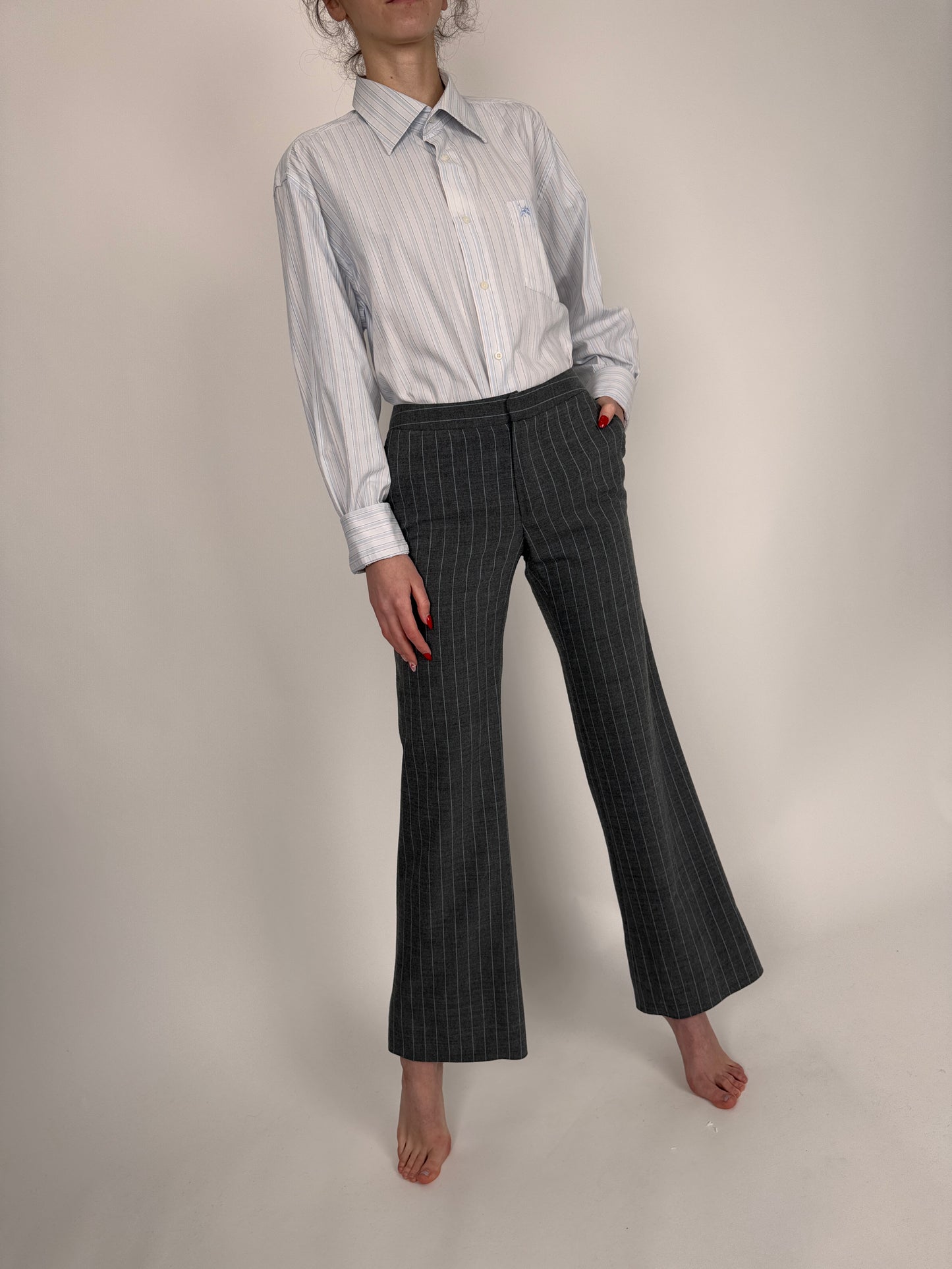 Pantaloni în croi ușor evazat din lana extrafina cu dungi verticale baby blue
