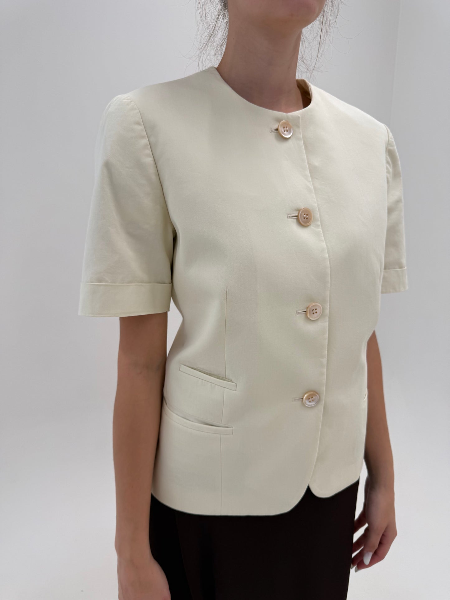 Sacou de brand luxury Aquascutum off white în croi cambrat din bumbac