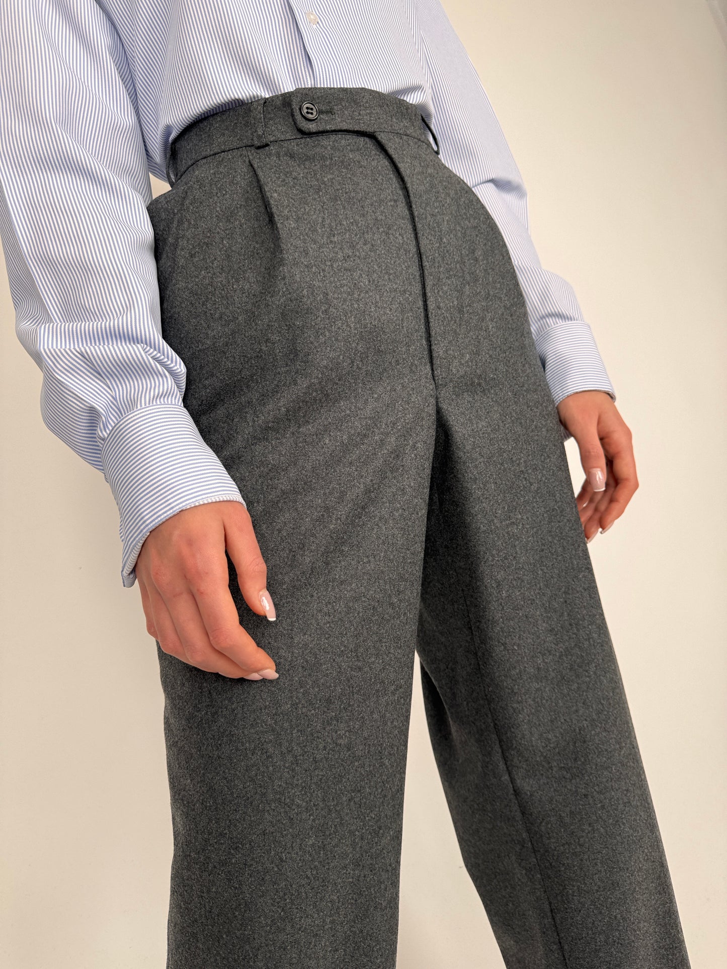 Pantaloni pebble gray din lana extrem de fină groasă cu pense