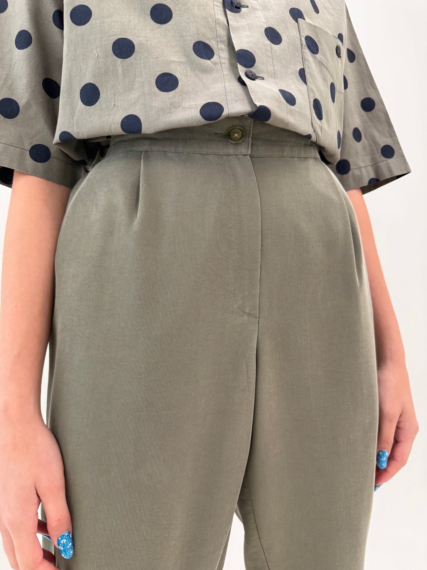 Pantaloni kaki din modal cu solduri generoase și talie elastică