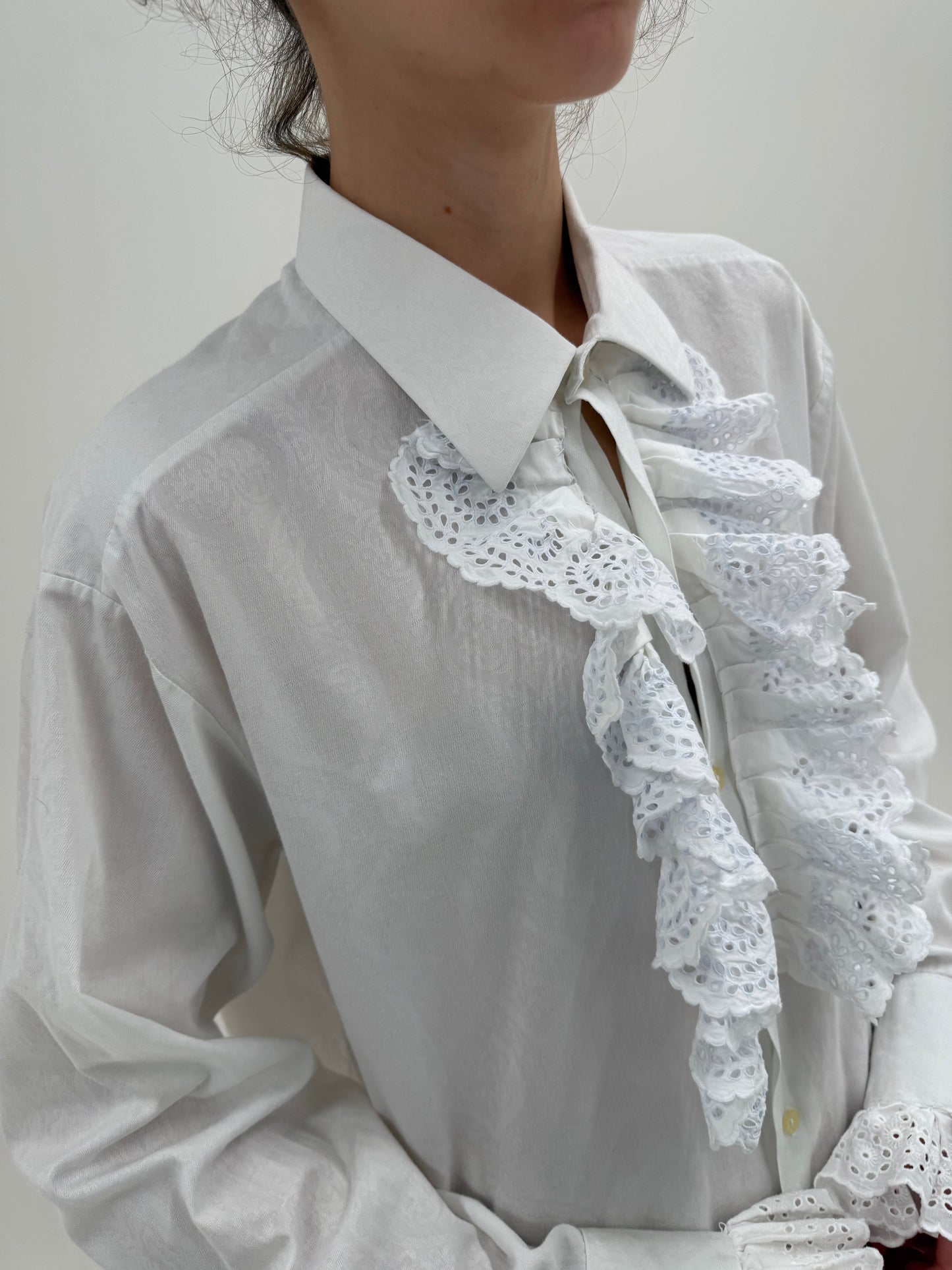 Cămașa tall cu jabou cu inserții din dantelă cu manșete ultra înaltă și volane