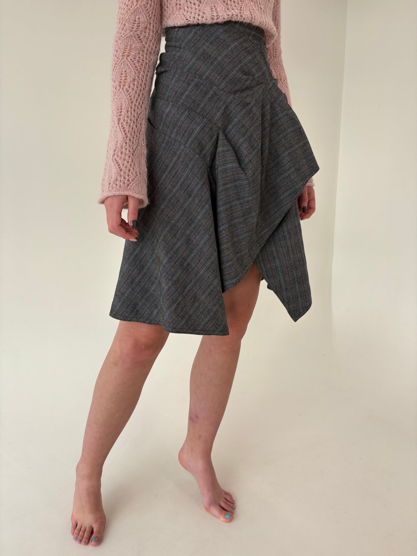 Fustă din stofă de lana extrafina in carouri și croi deosebit