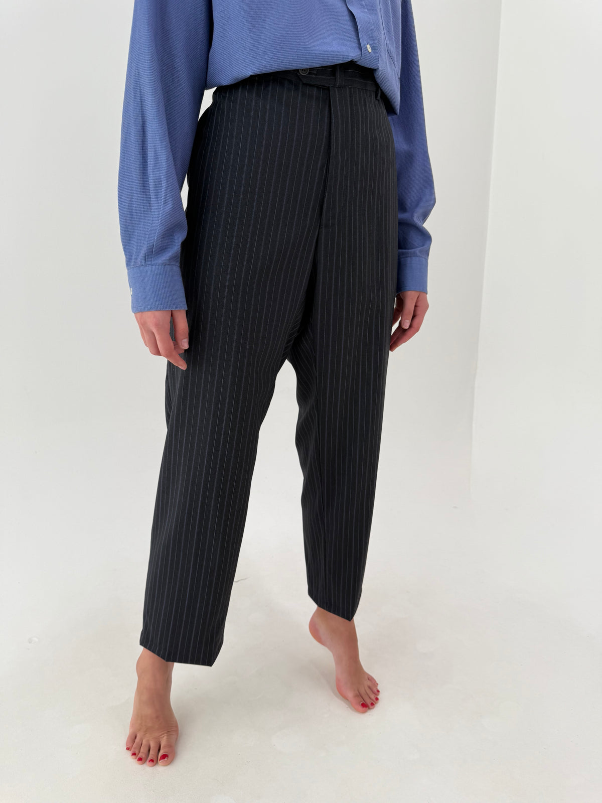 Costum Armani petite nou cu eticheta din lana excepțională cu dungi fine verticale