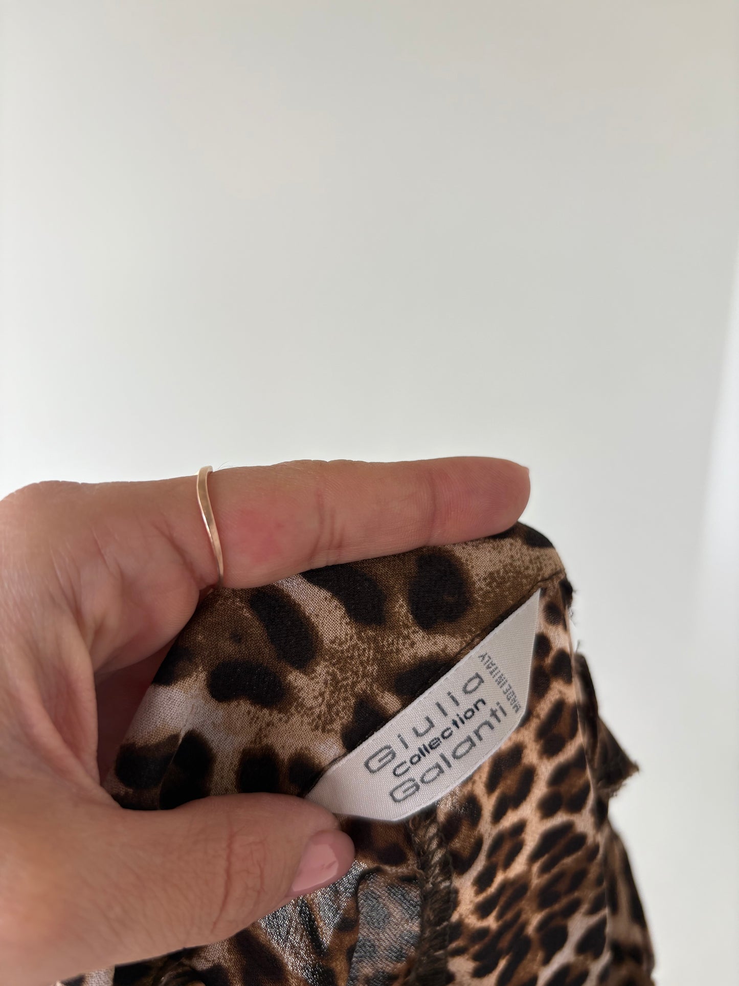 Cămașa italiană animal print în croi minimalist