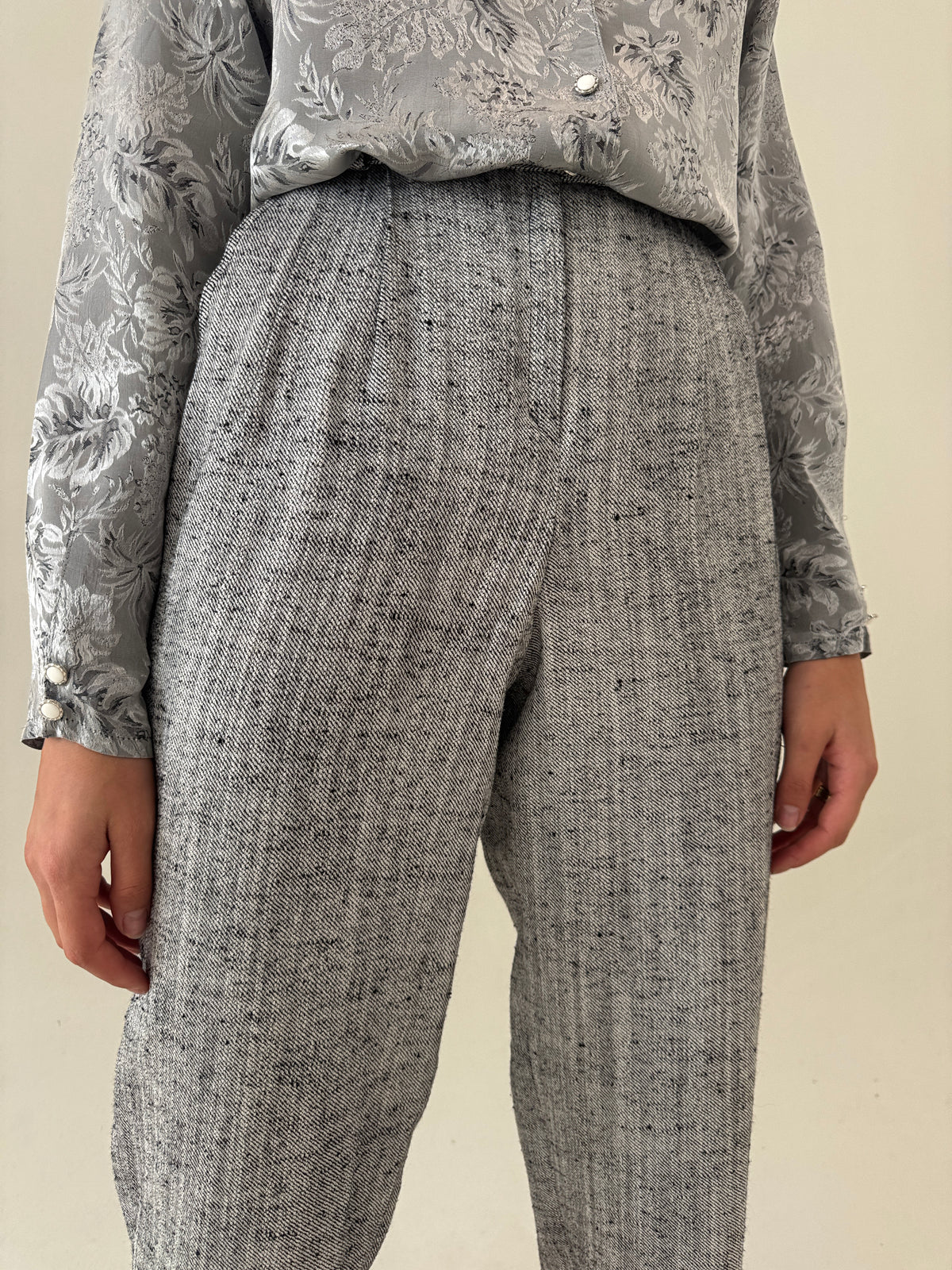 Pantaloni tall excepționali din material spectaculos silver gray cu negru