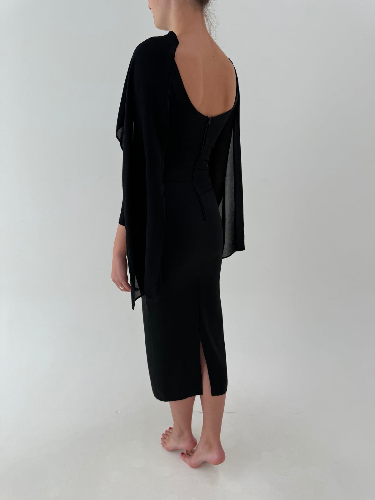 LBD maxi excepțional cu decolteu tip capa din voal în croi bodycon