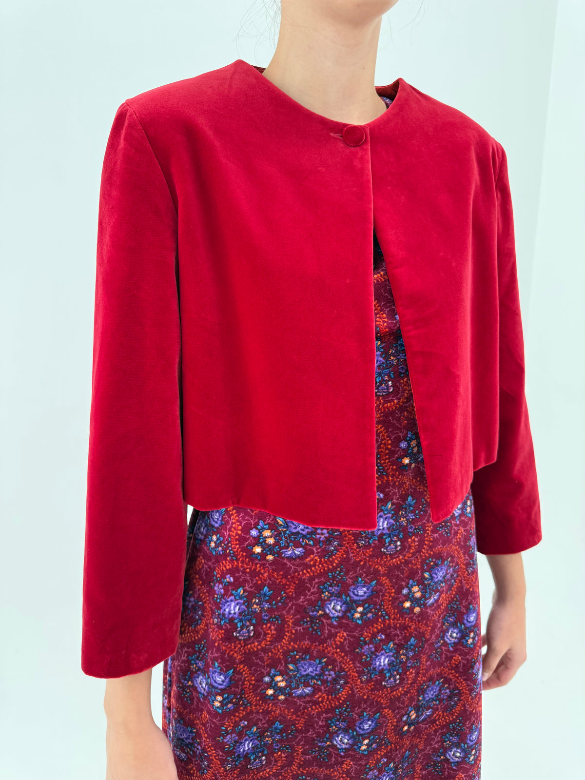 Sacou cherry red din catifea în croi boxy tip bolero super revenit în trend