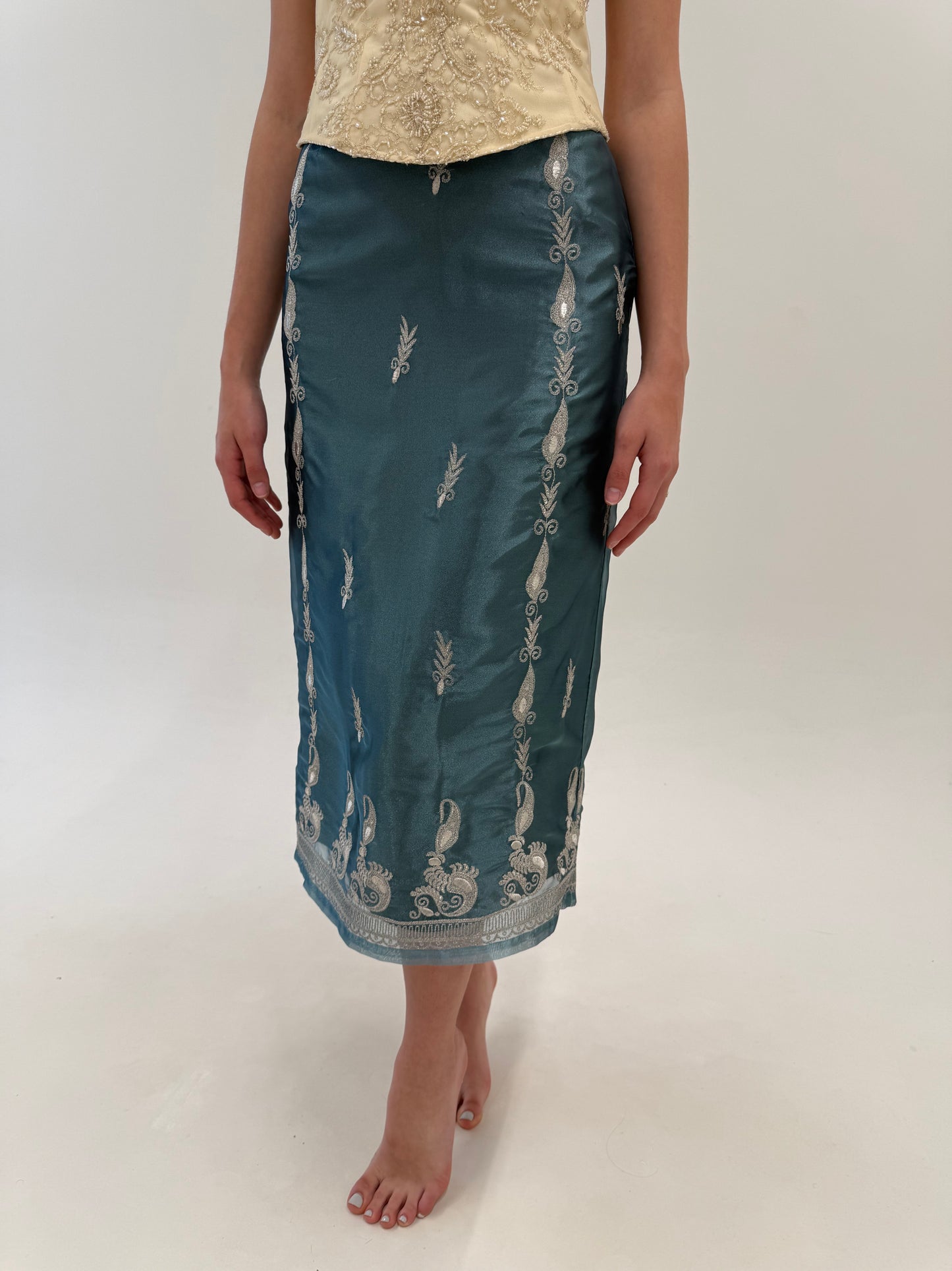 Fustă cu influențe asiatice din organza brodată in stil kebaya modernizat