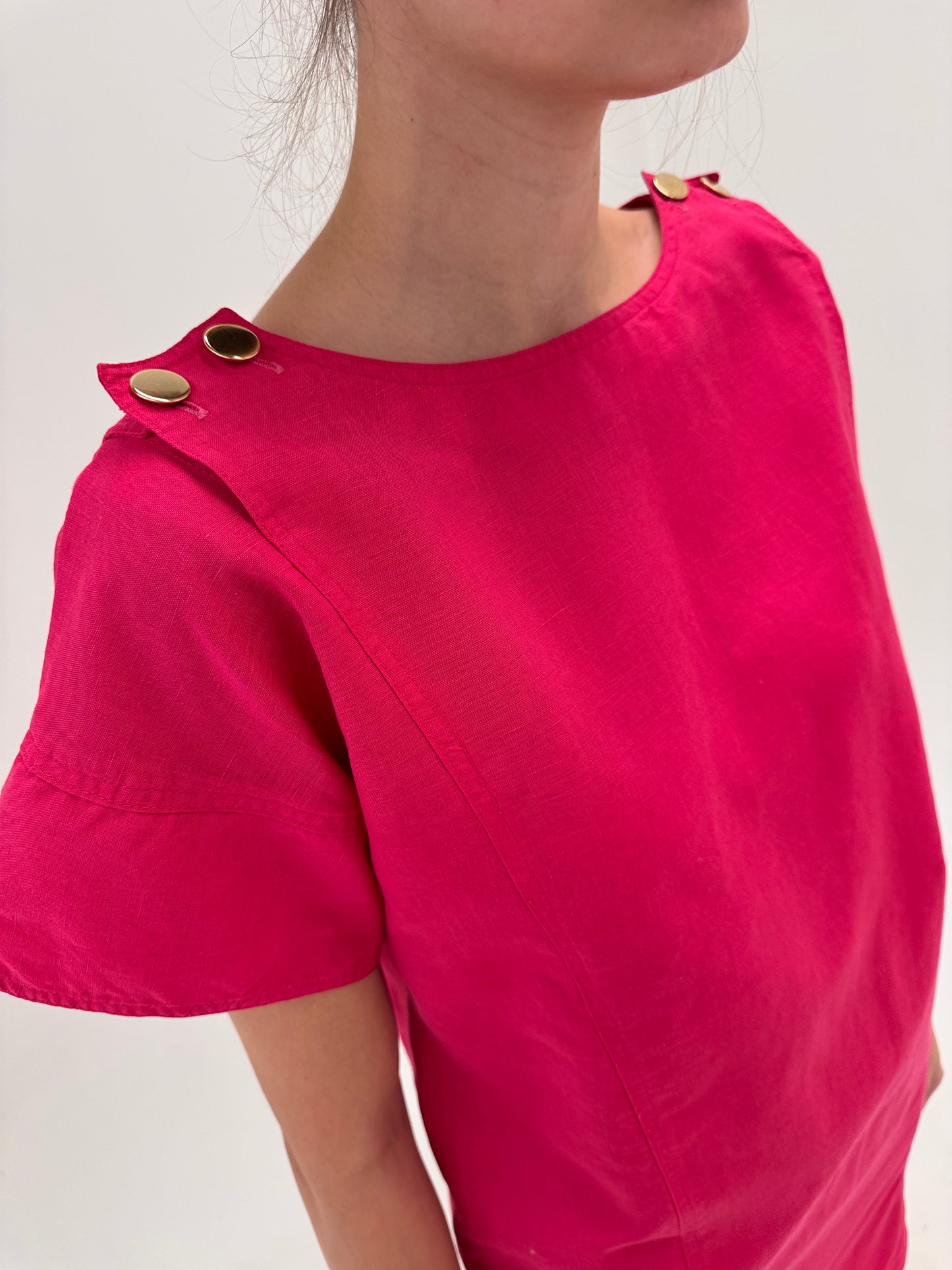 Rochie vintage în croi retro modern fucsia din in premium cu nasturi aurii
