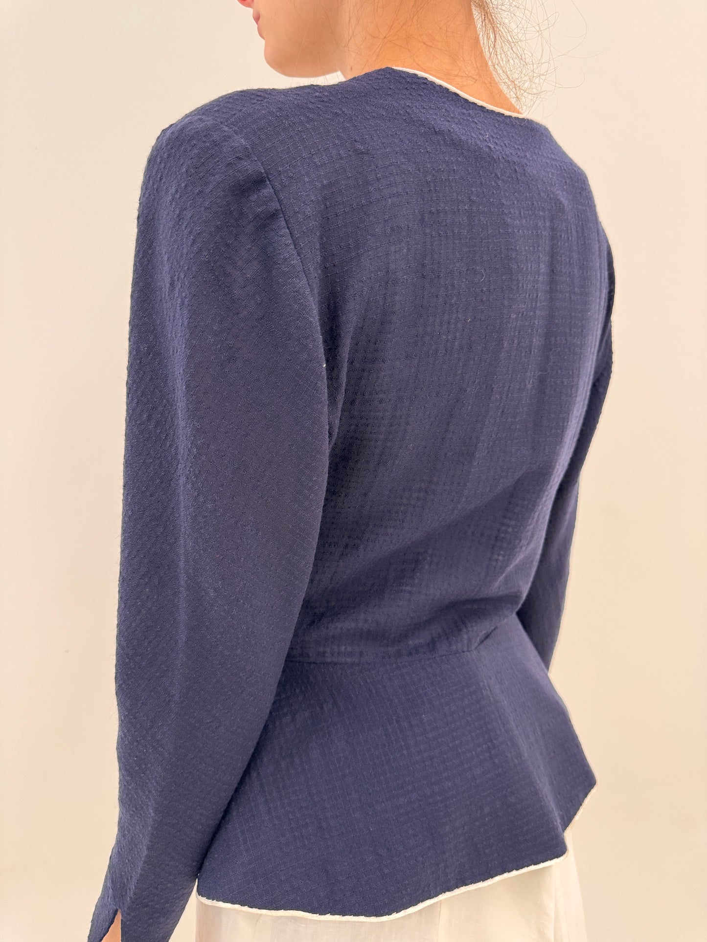 Sacou ultra cambrat Navy blue din pânză texturată cu paspoal alb și peplum