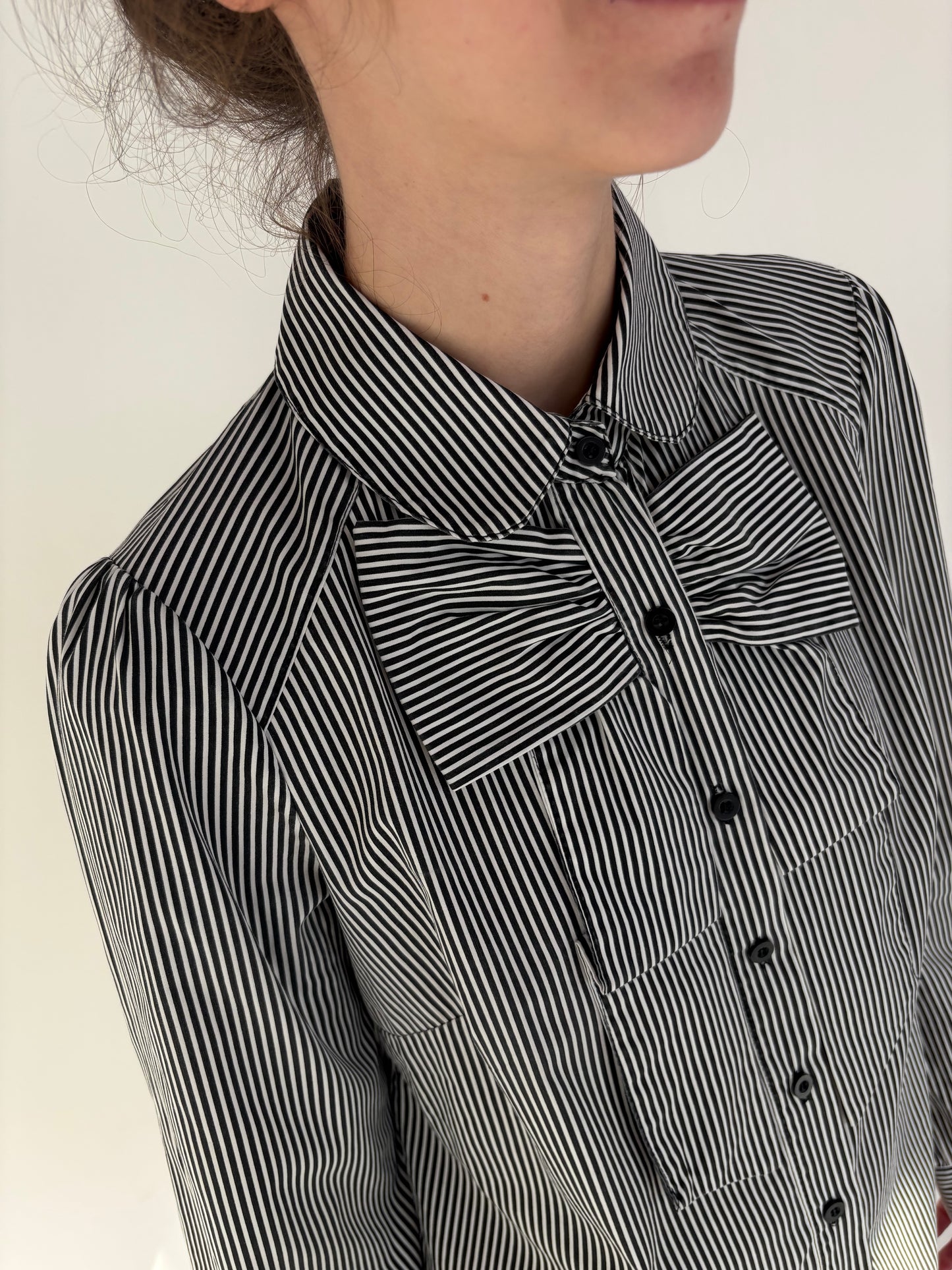 Cămașa italiana în croi elaborat cu funde și dungi negre din poplin de bumbac