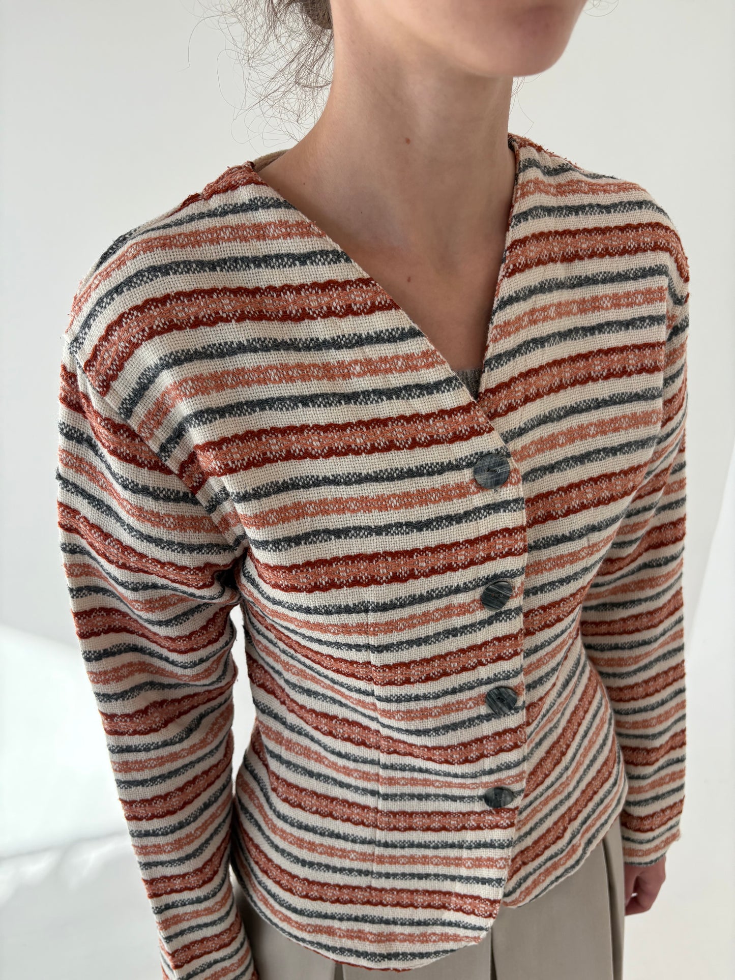 Sacou cambrat butter nude cu dungi din stofă plină de lana texturată ca o pânză