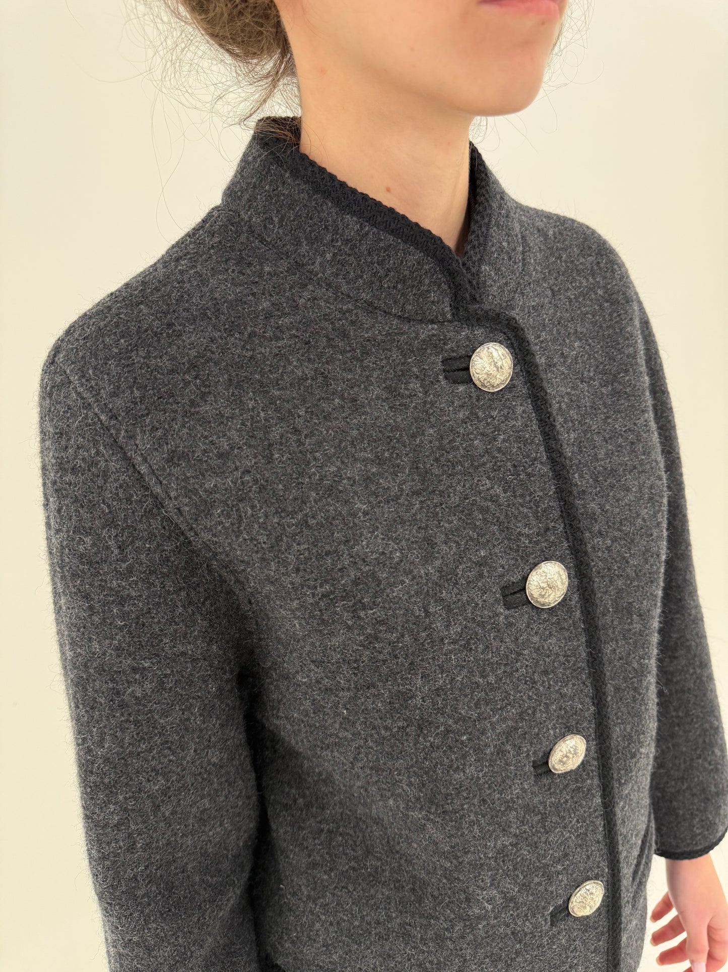 Jacheta groasă în croi minimalist din lana cu nasturi metalici argintii