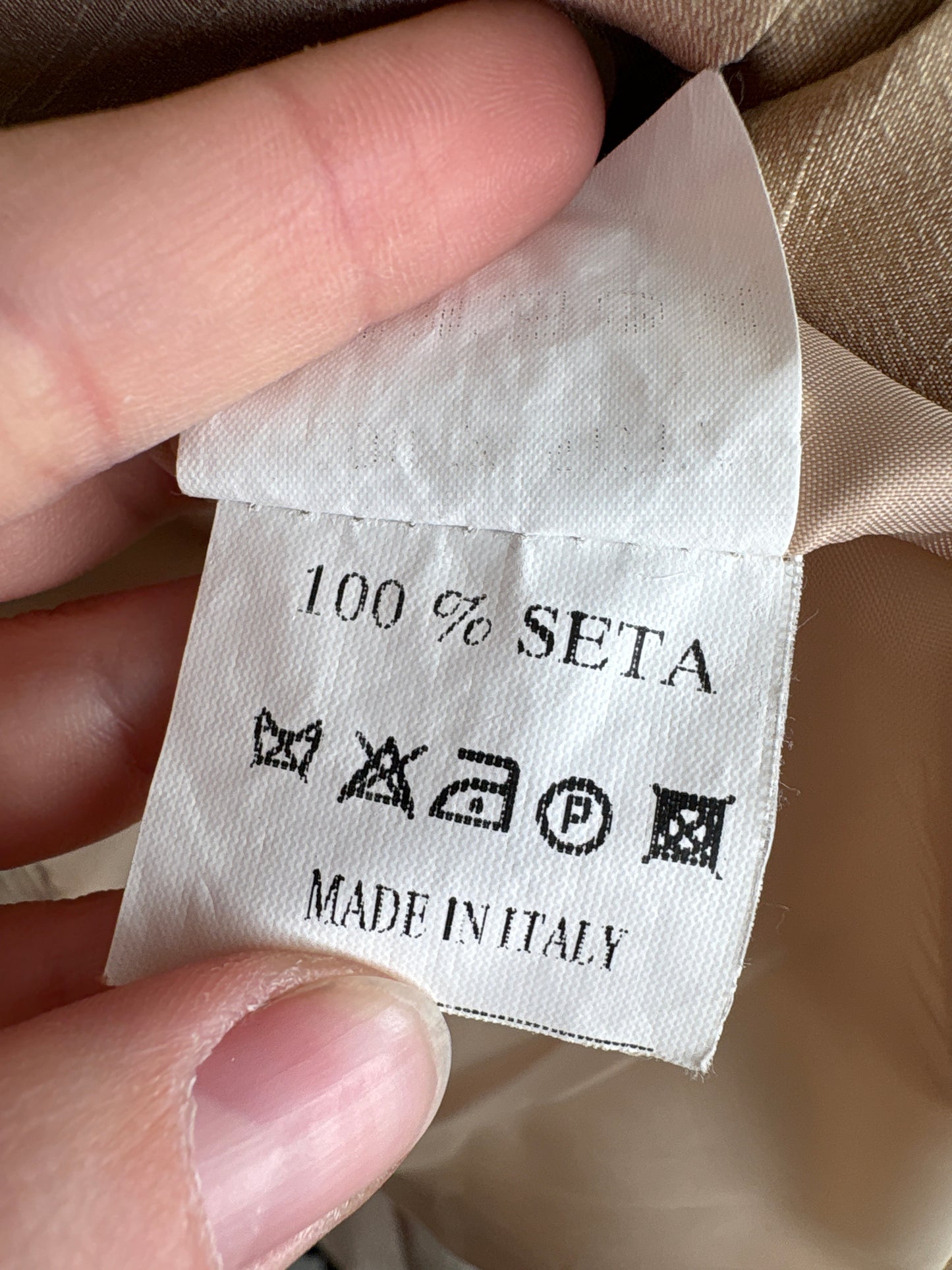 Sacou camel cambrat din mătase naturală dupioni cu închidere tip smoking