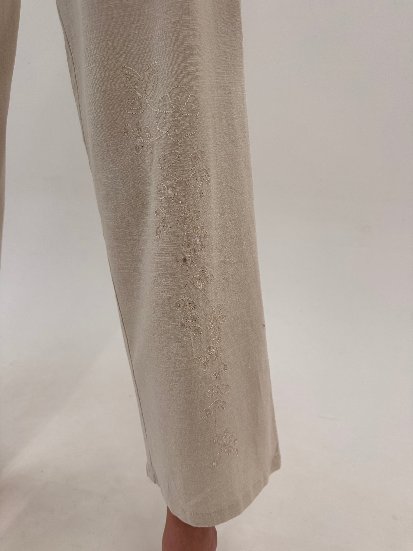 Pantaloni sand nude din pânză cu talie reglabilă în croi drept cu aplicații manuale