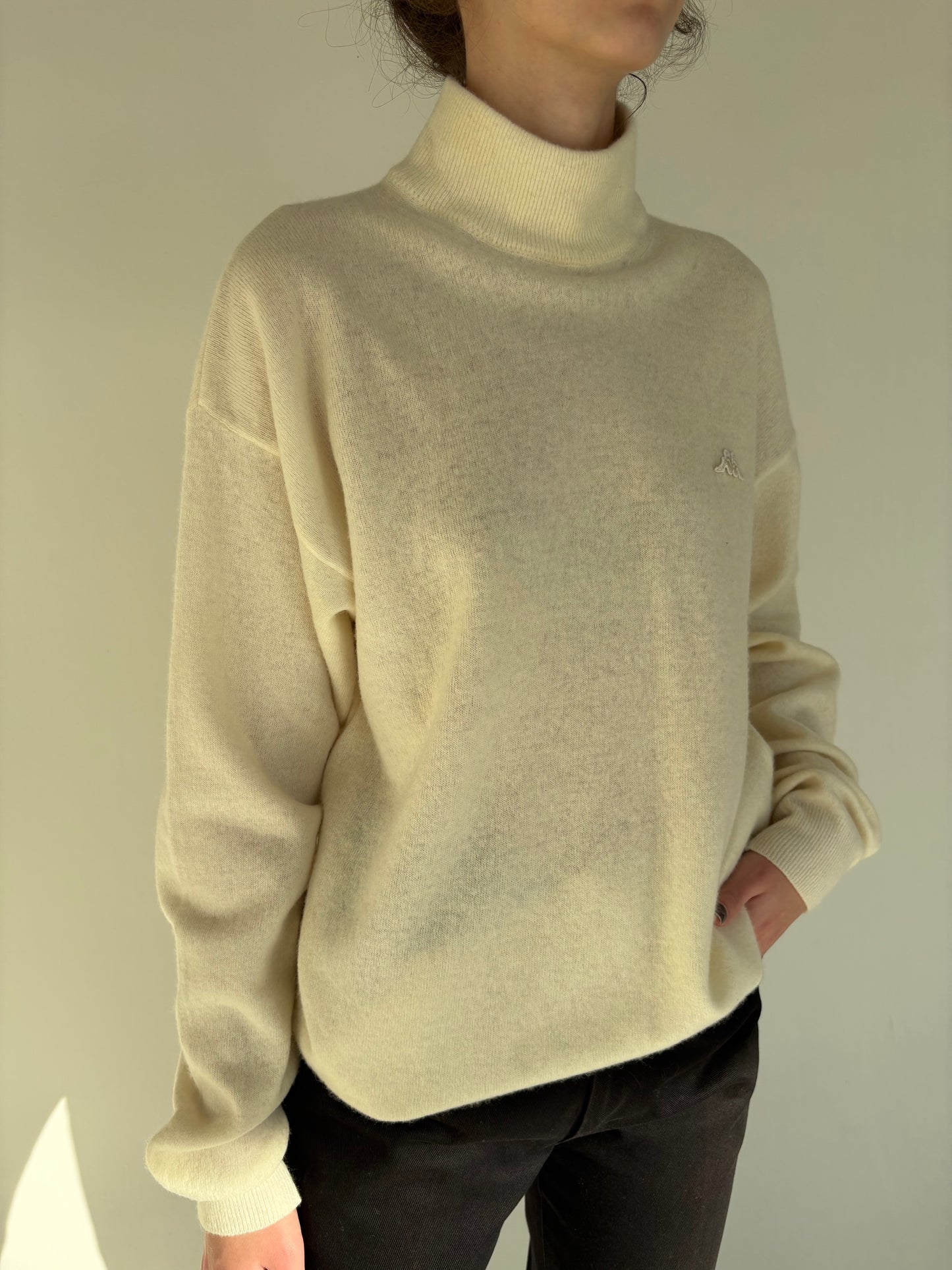 Maletă vintage butter white cu mânecă amplă 80% lana plină extrafina