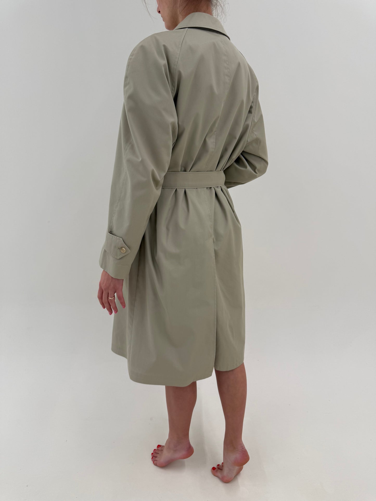 Trench vintage în culoare clasică și croi super revenit în trend din gabardină impermeabilă
