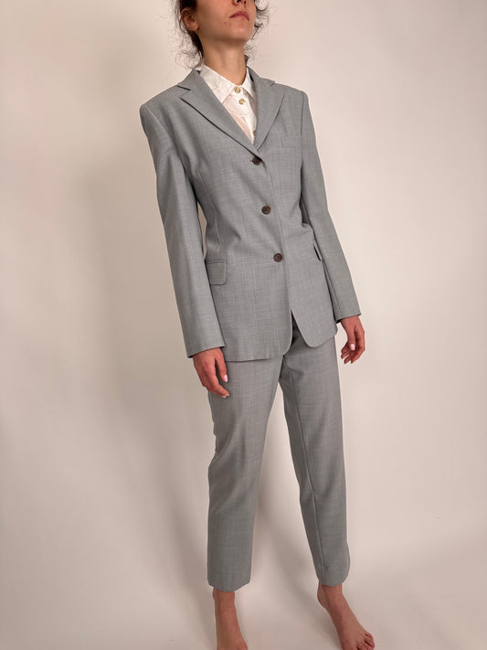 Costum light gray în croi minimalist