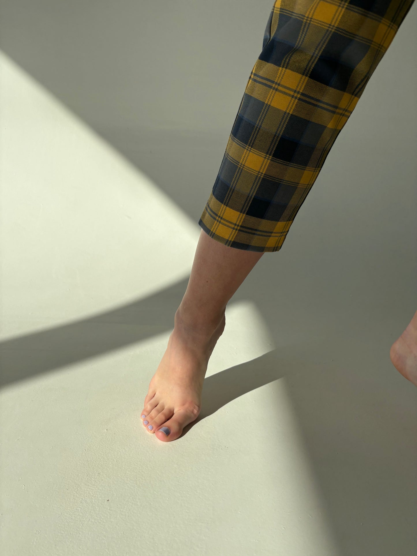 Pantaloni în carouri cu manșetă din stofita modelatoare din mix de lana extrafina