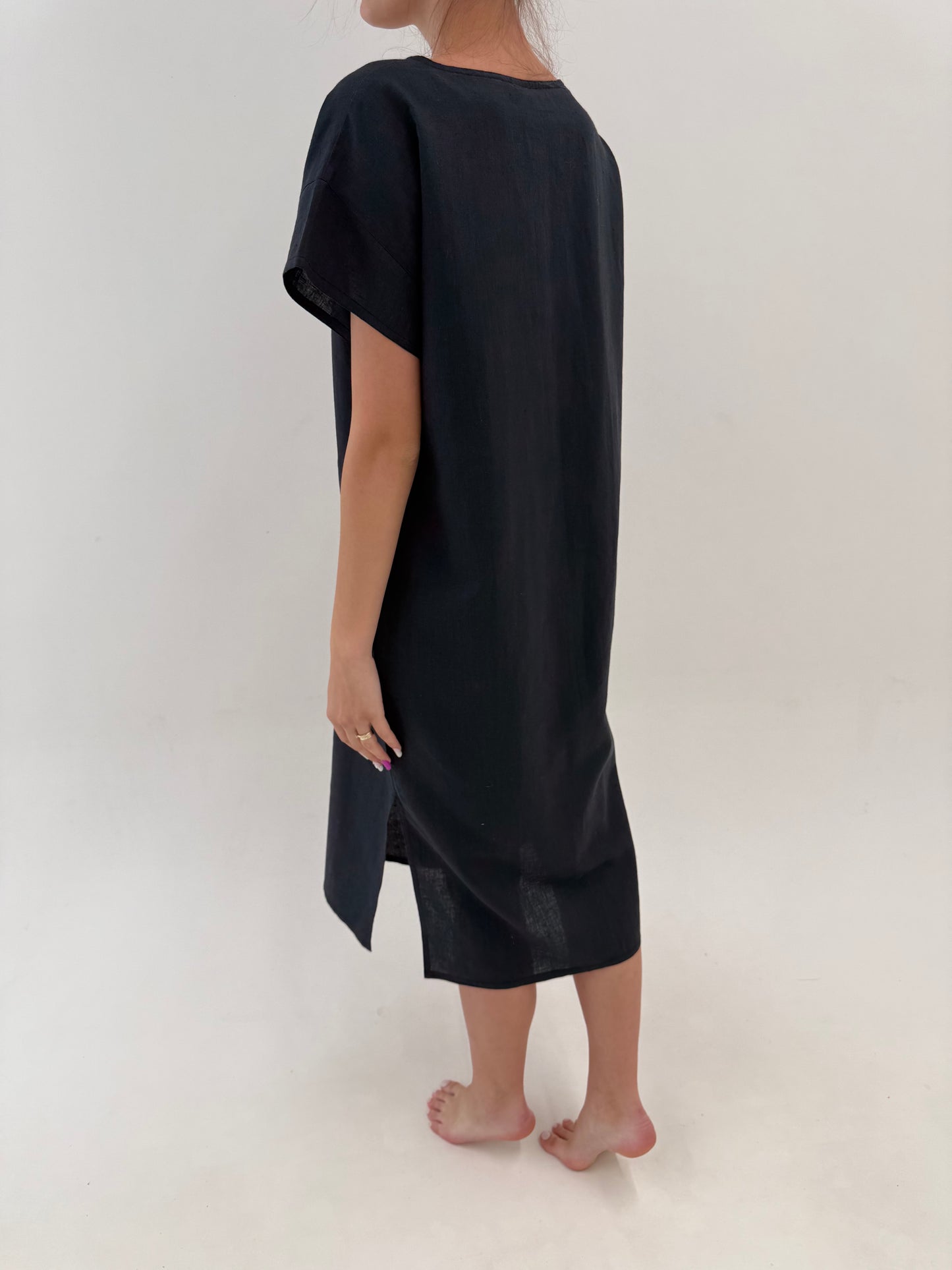 Rochie maxi din in excepțional cu buzunare în croi chic și aplicații manuale