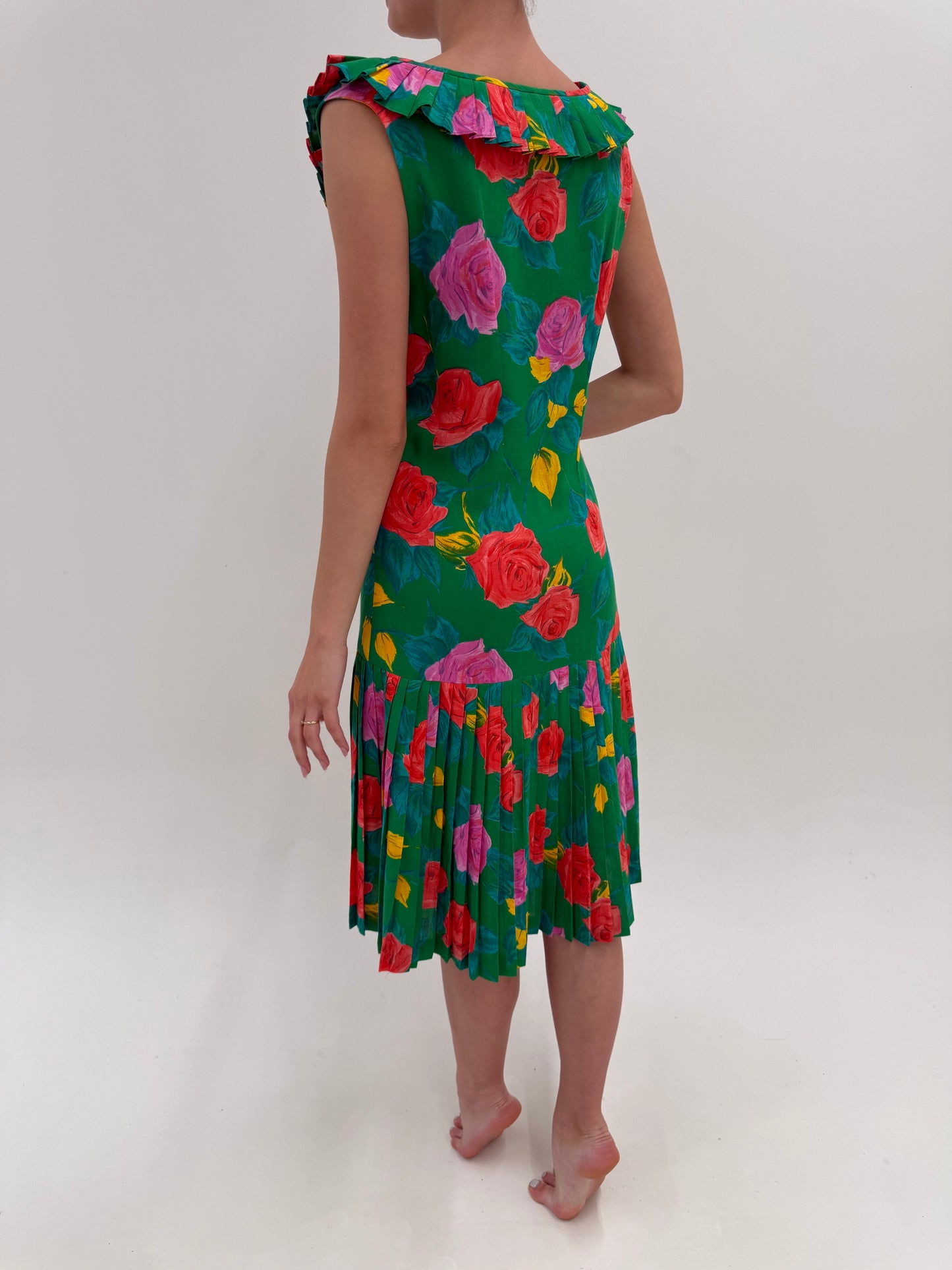Rochie vintage cu guler și fustă plisată în culori tari