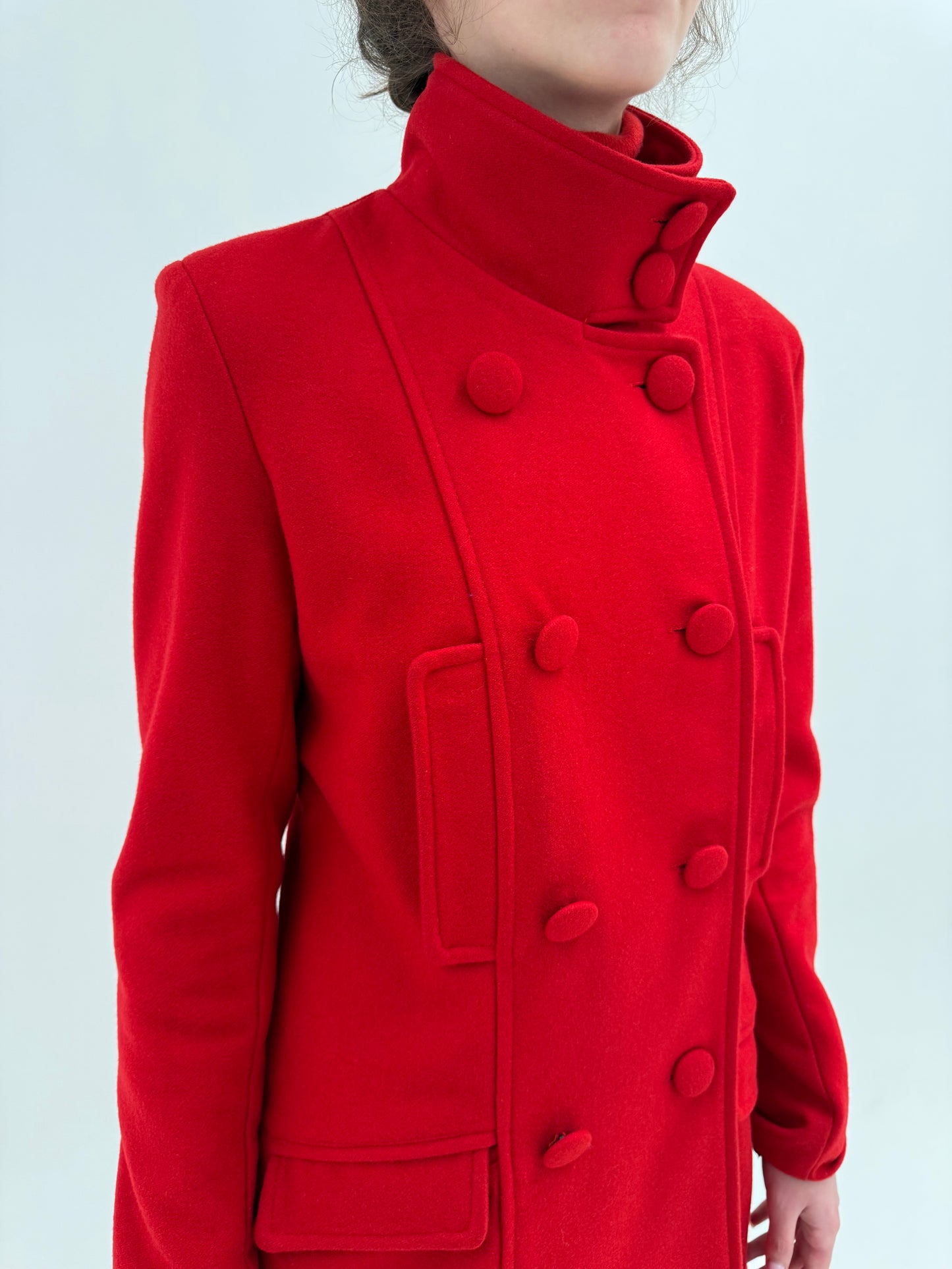 Palton cherry red din stofă ușor structurată cu închidere dublă