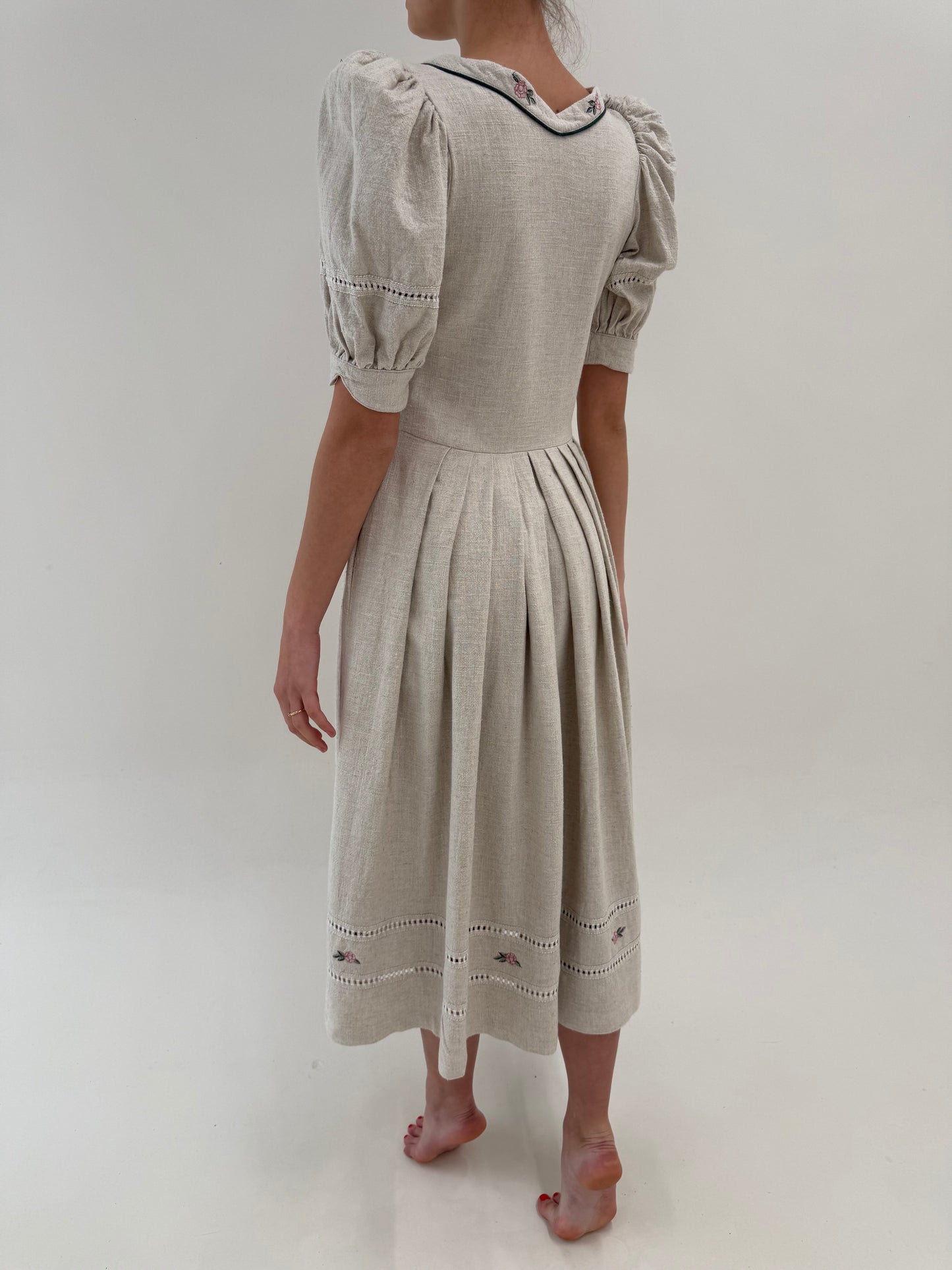 Rochie vintage nude maxi din pânză grea cu broderie manuală și corsaj