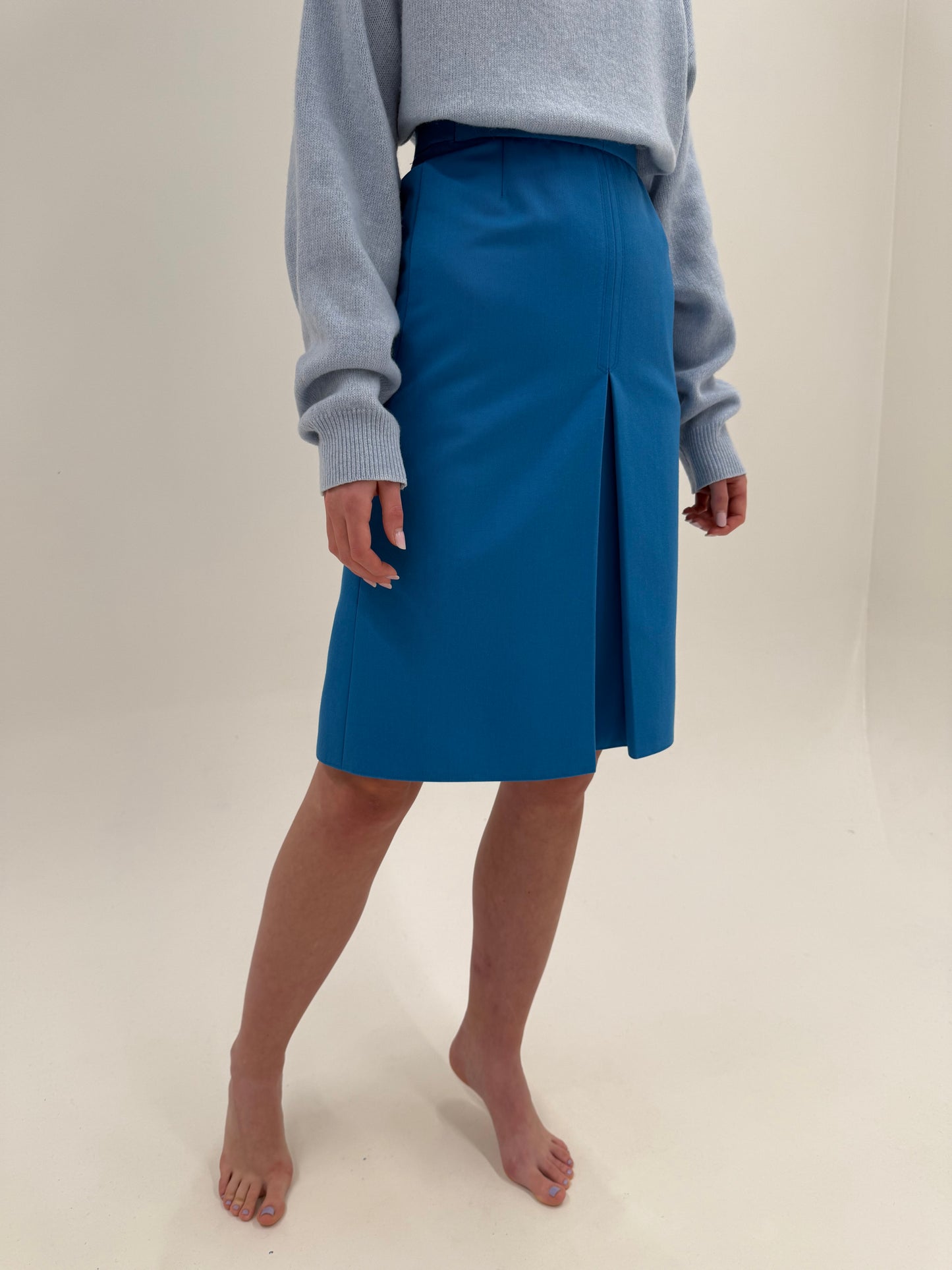 Fustă midi albastru ciel din lana extafina cu talie marcată