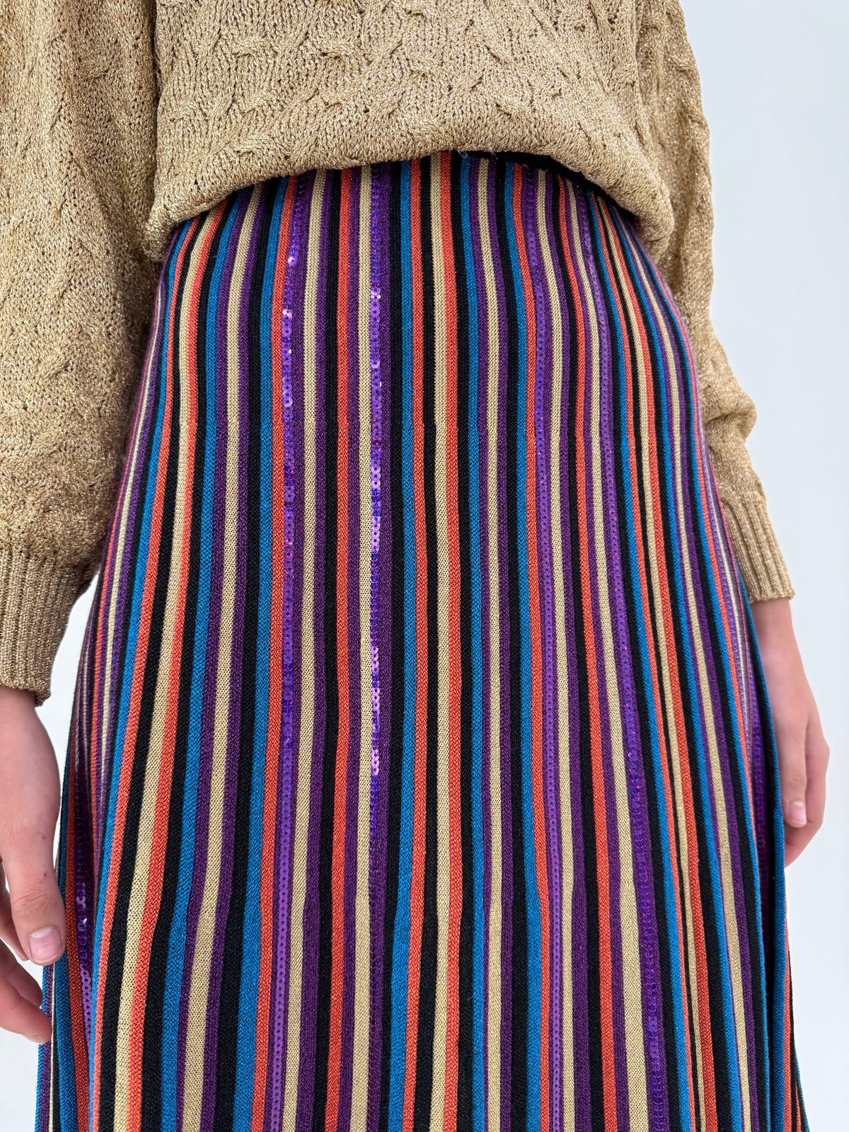 Fustă plisată din tricot texturat în culori tari cu inserții de paiete lungime maxi