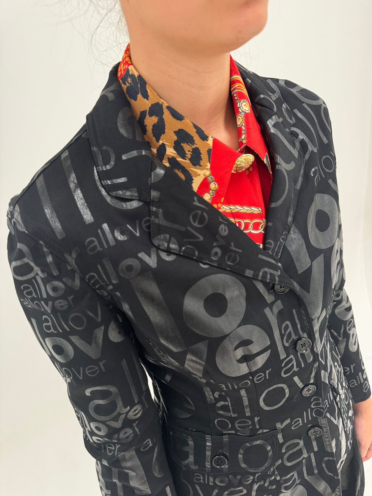 Sacou Moschino negru cambrat petite cu print cu aspect de piele naturală