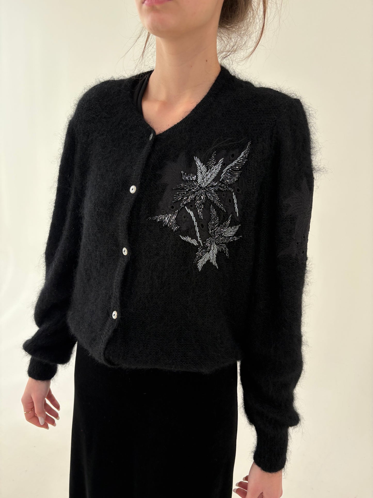 Cardigan vintage din super kid mohair cu aplicații manuale delicate