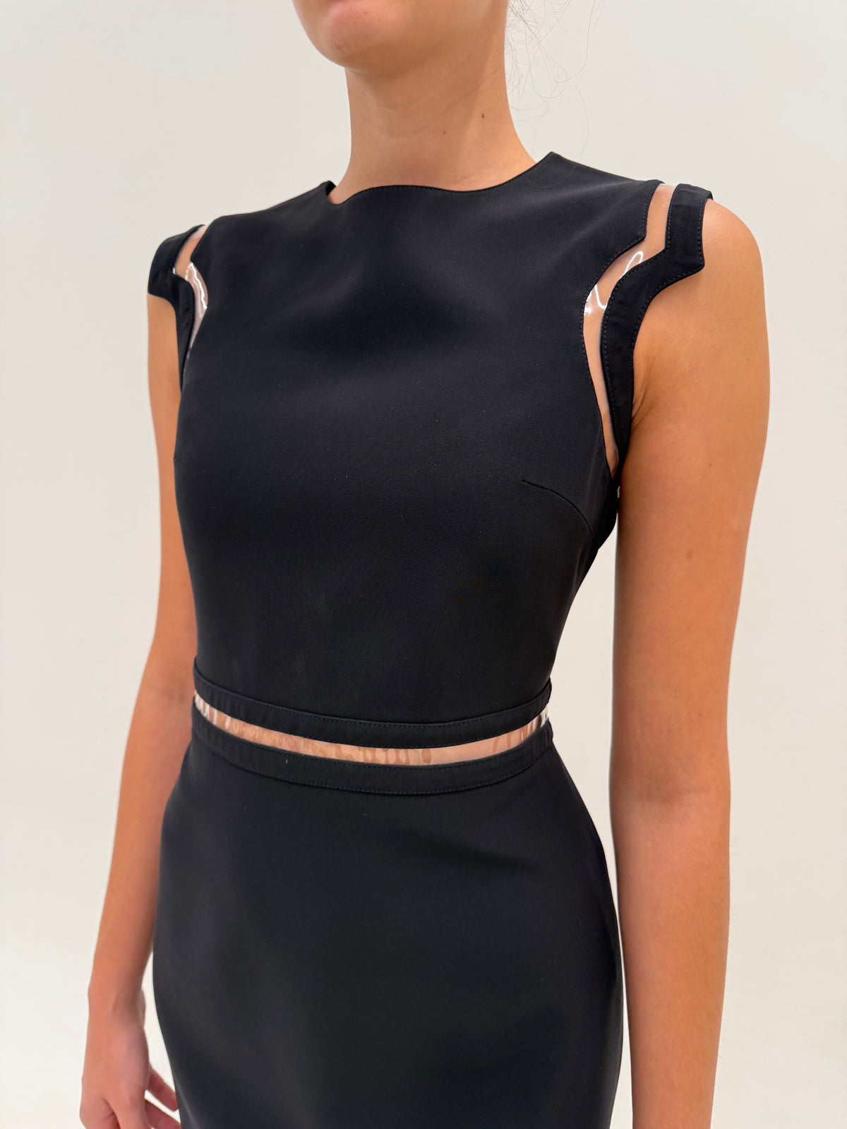 LBD Versace din stofă de mătase naturală cu interior mătase naturală și inserții transparente