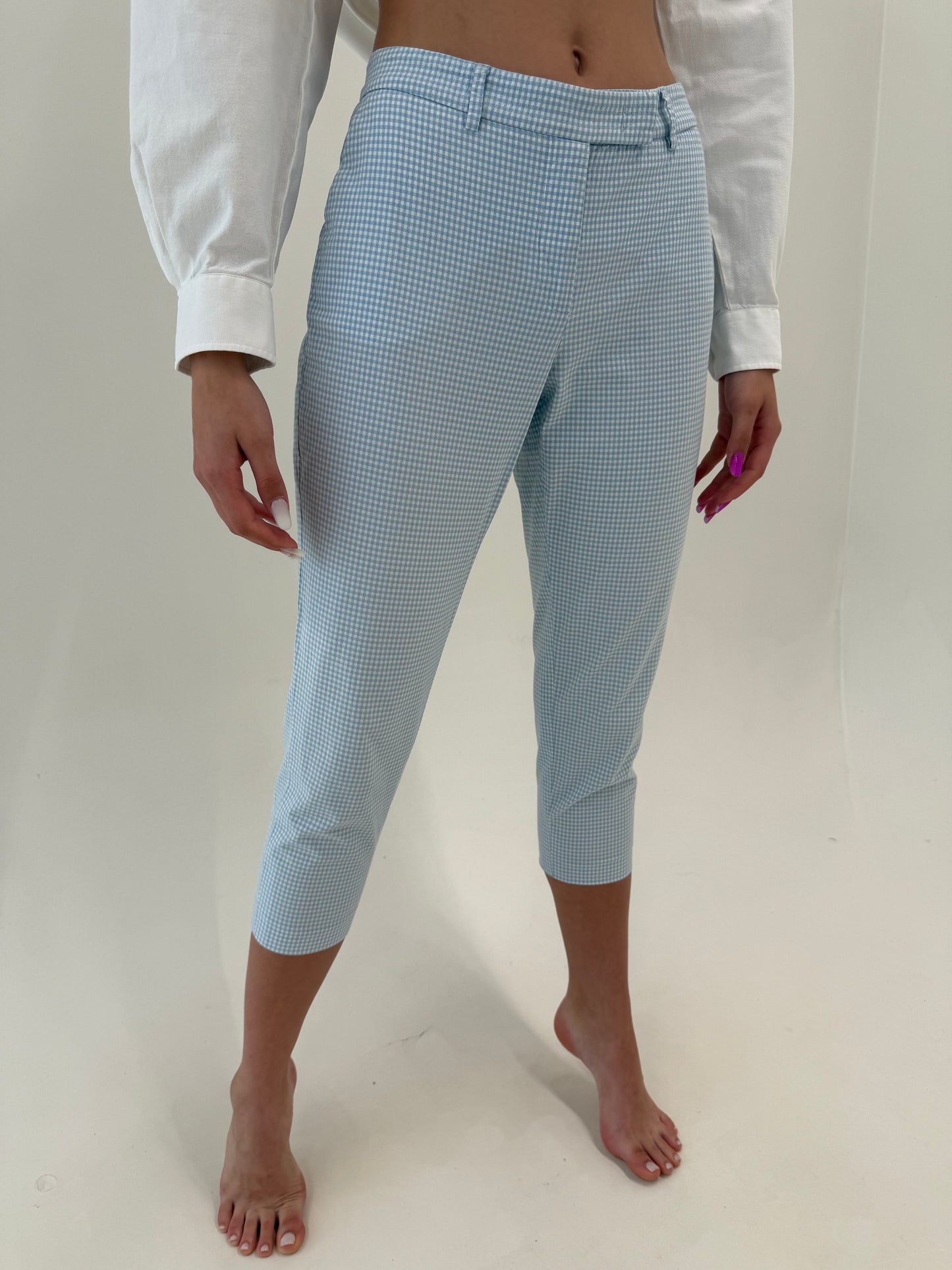 Pantaloni capri gingham alb cu baby Blue super în trend din bumbac ultra confort