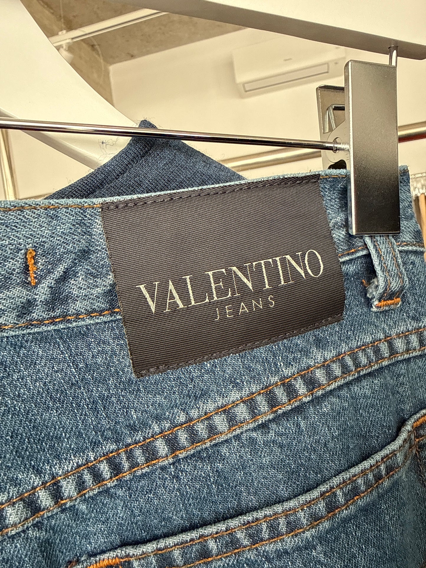 Jeans Valentino vintage classic wash în croi actual