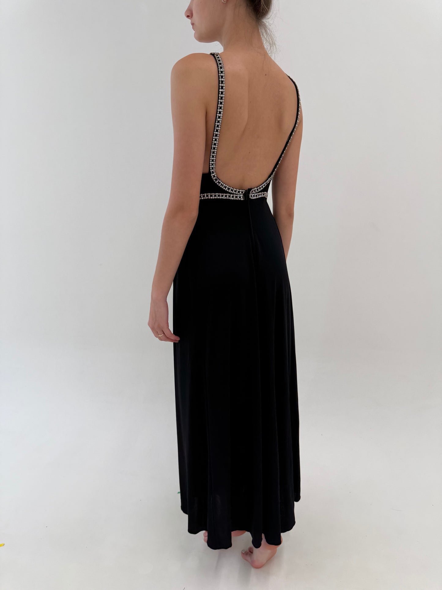 LBD vintage cu spate decupat și aplicații cu cristale în stil Old Hollywood atemporal