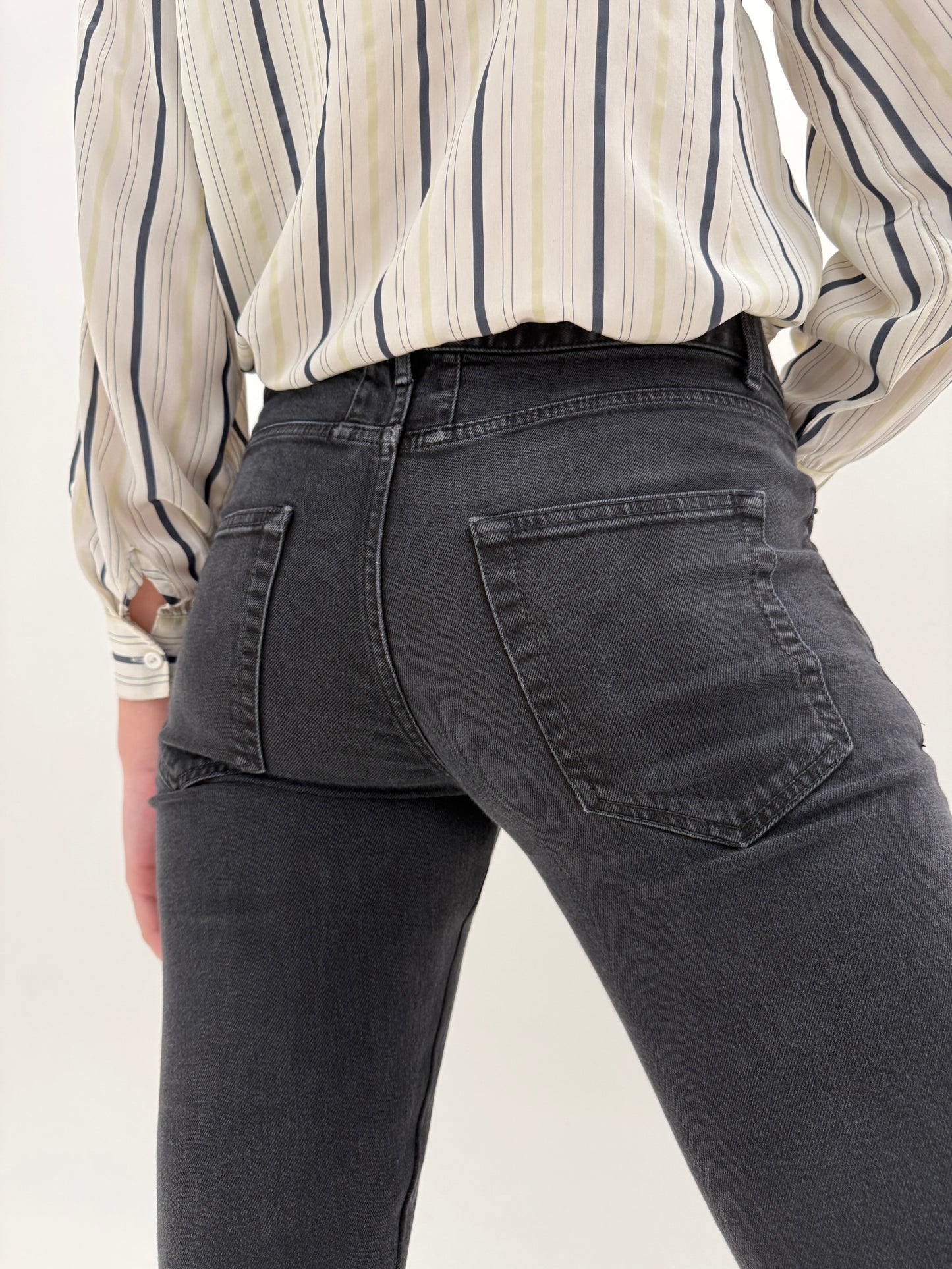 Jeans Saint Laurent model iconic clasic pentru brand negri modelatori