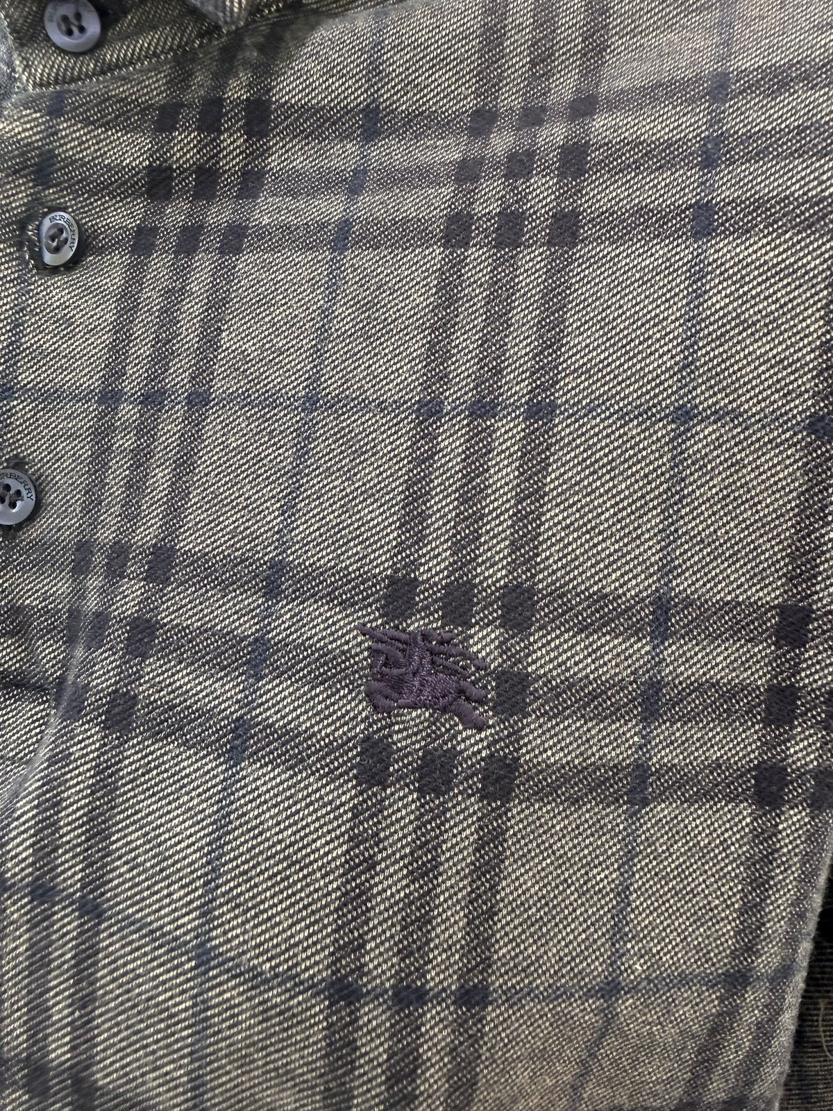 Top polo Burberry din bumbac gros în print specific brandului și nuanțe de jeans blue