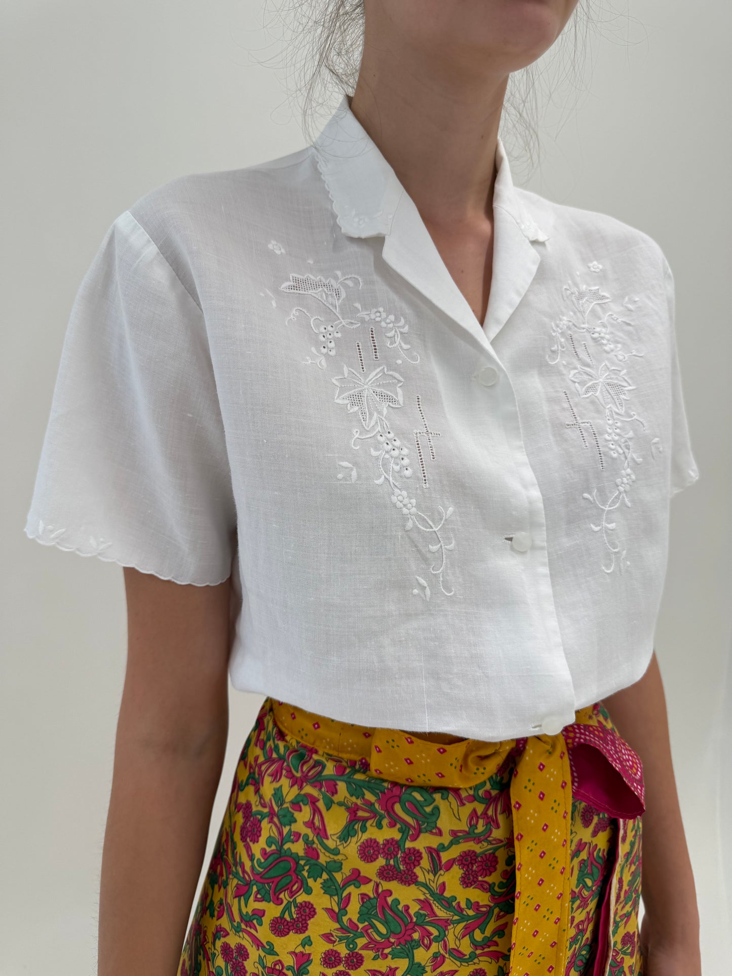 Cămașa bijuterie din in cu broderie manuală