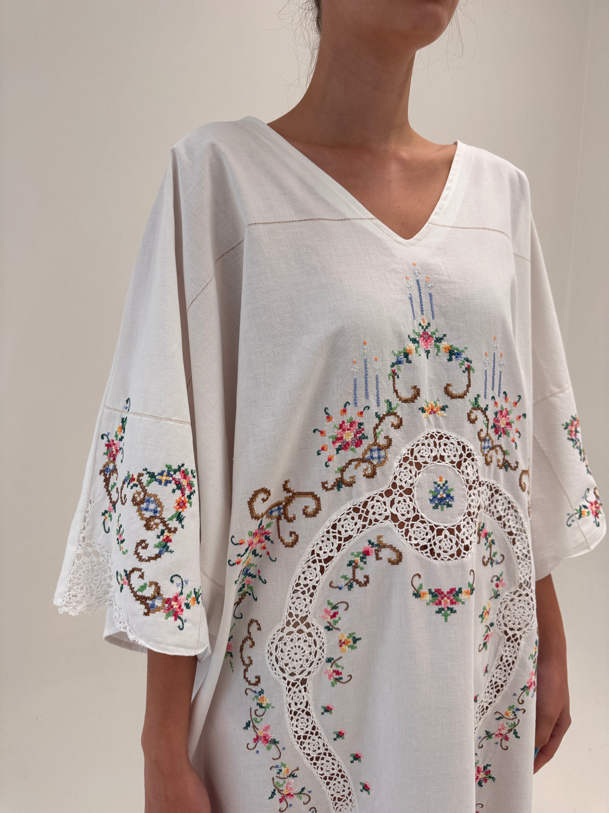 Kaftan bujuterie cu broderie manuală colorată excepțională din pânză de in și bumbac
